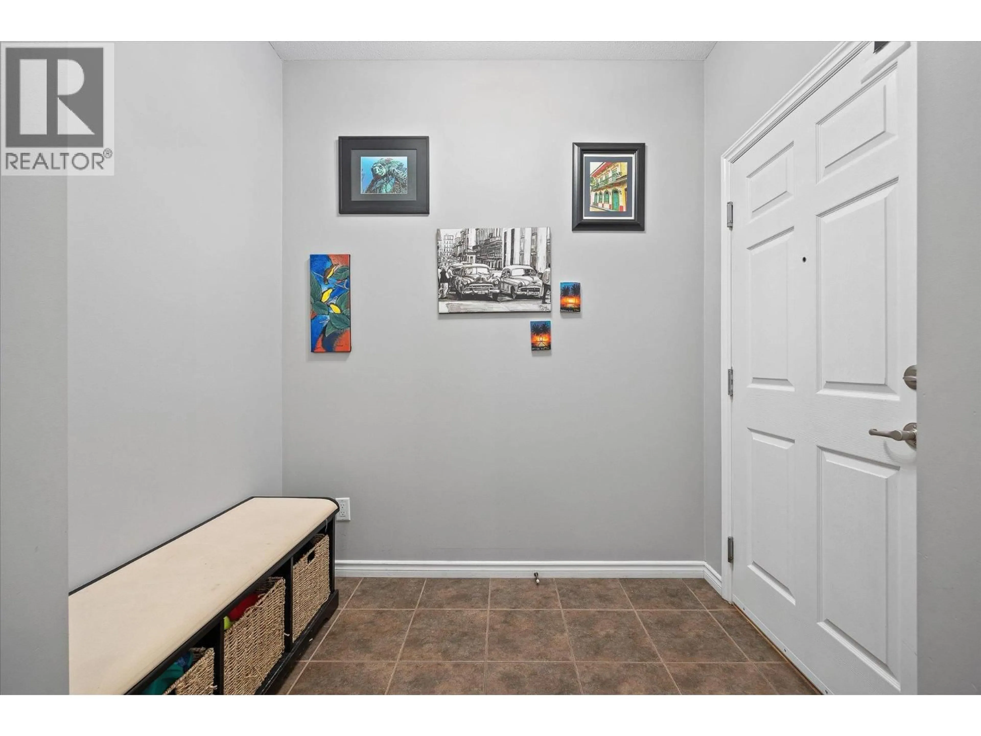 Indoor entryway for 204 - 1125 BERNARD AVENUE, Kelowna British Columbia V1Y6R3