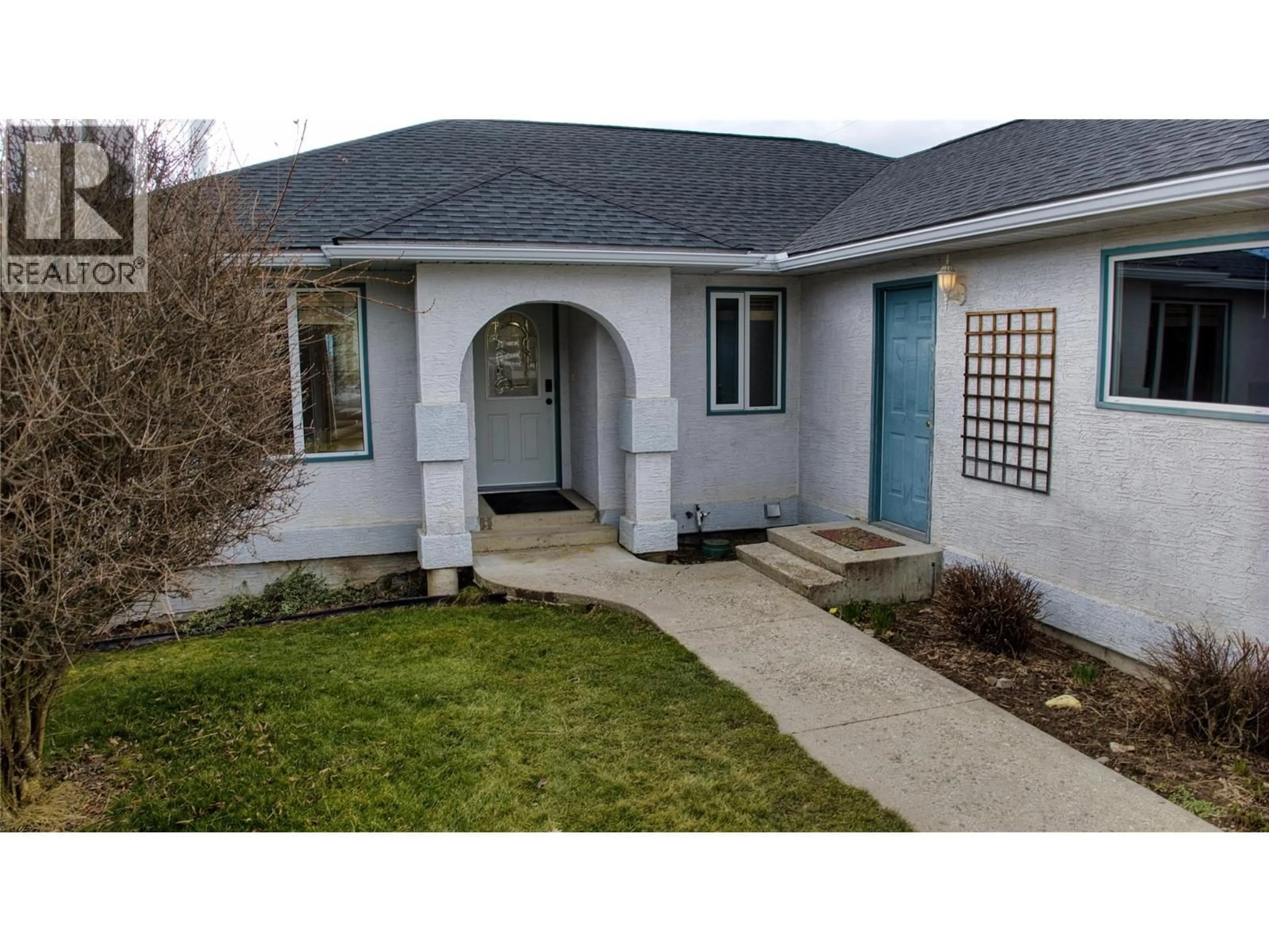 Home with vinyl exterior material, street for 1403 BIRCH STREET STREET, Creston British Columbia V0B1G3