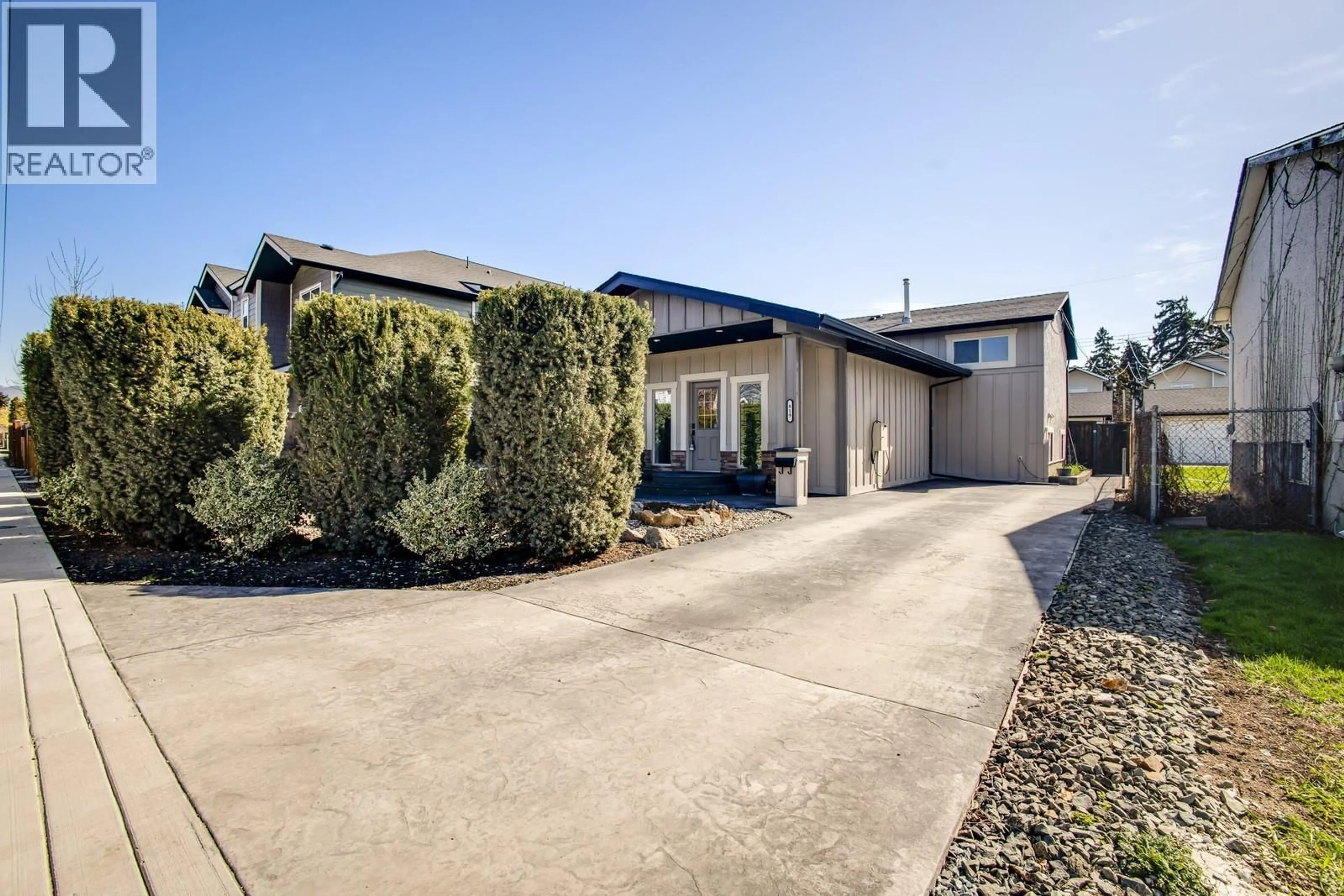 A pic from outside/outdoor area/front of a property/back of a property/a pic from drone, street for 819 CADDER AVENUE, Kelowna British Columbia V1Y5N7