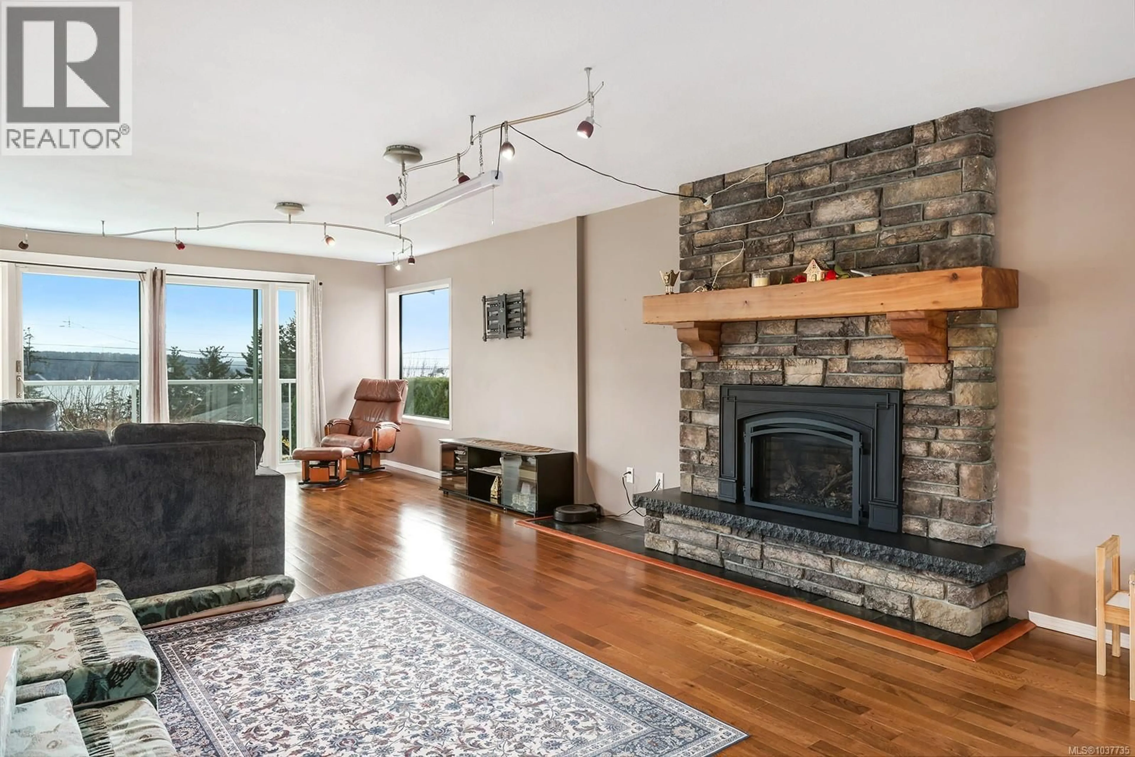 Living room with furniture, unknown for 724 GALERNO ROAD, Campbell River British Columbia V9W5J3