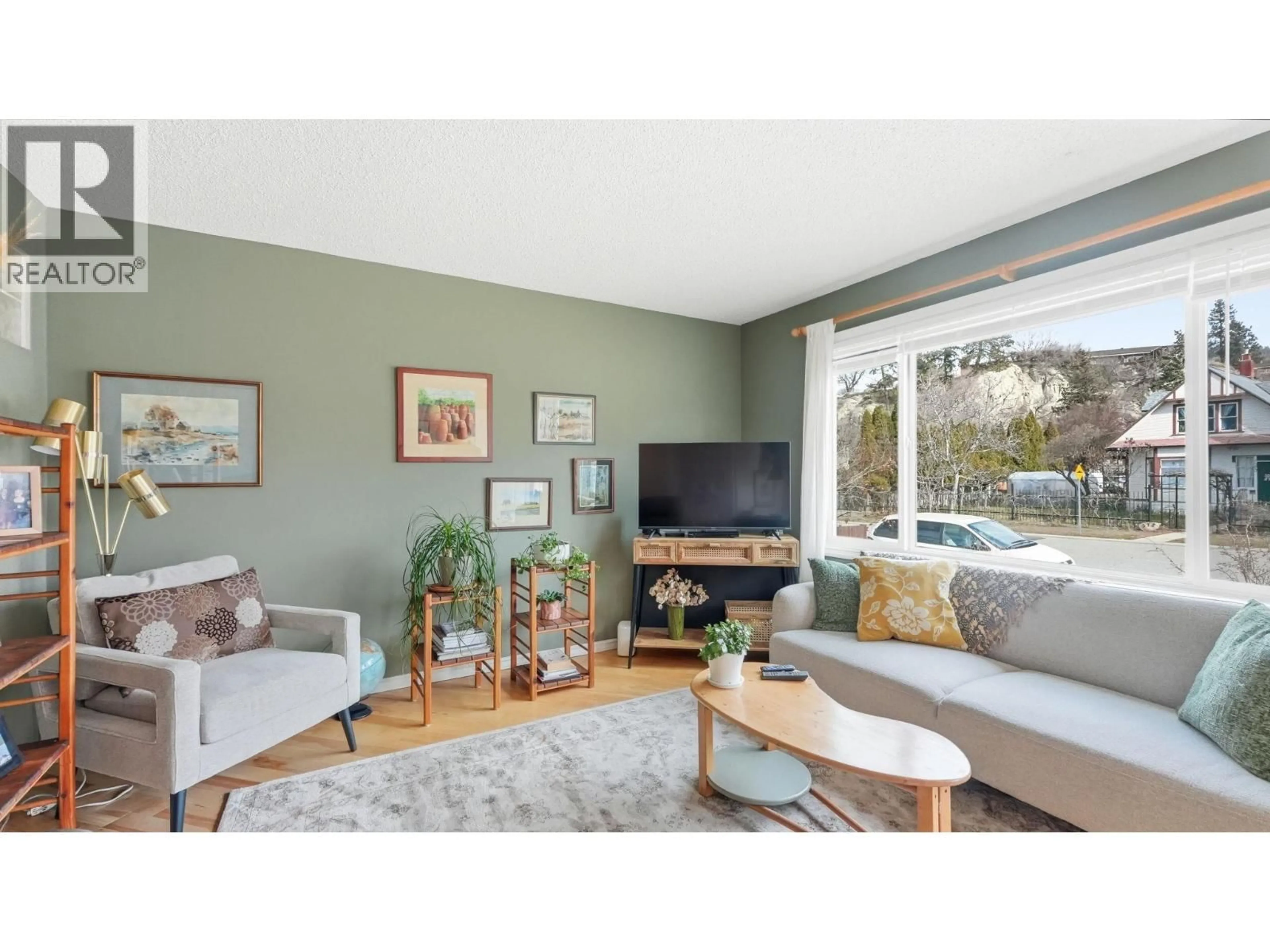 Living room with furniture, wood/laminate floor for 381 NORTON STREET, Penticton British Columbia V2A4H9