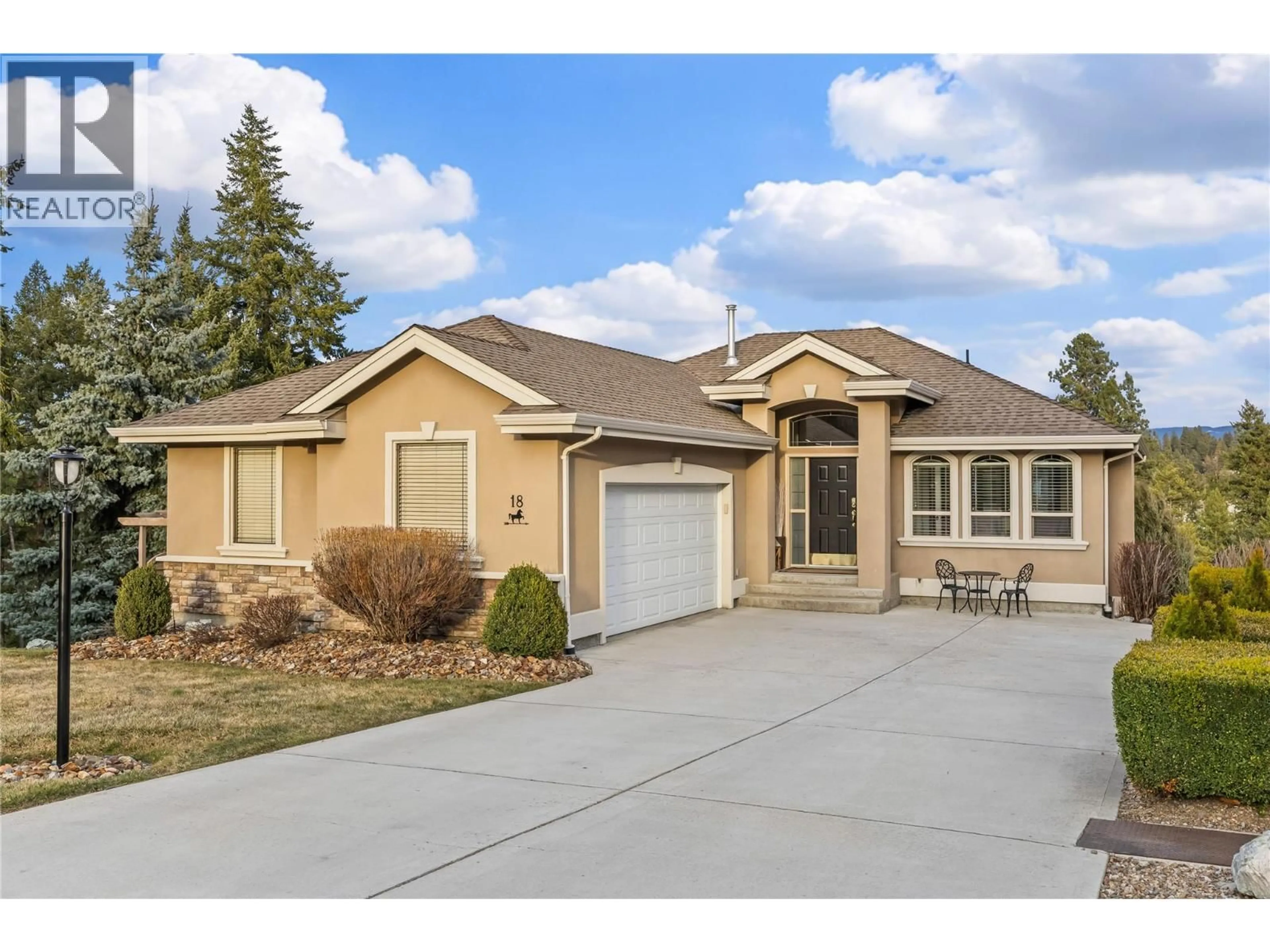 Home with vinyl exterior material, street for 18 - 2155 HORIZON DRIVE, West Kelowna British Columbia V1Z3Z8