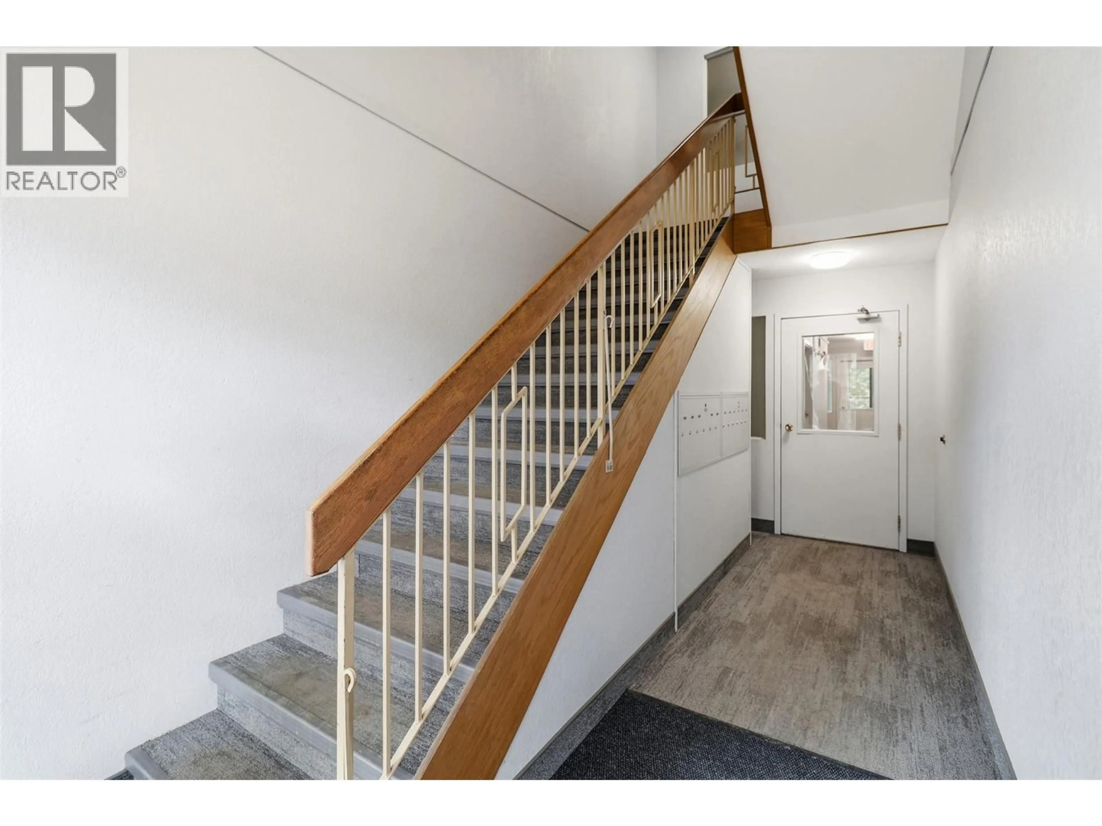 Indoor foyer for 306 - 44 WHITESHIELD CRESCENT SOUTH, Kamloops British Columbia V2E2J1