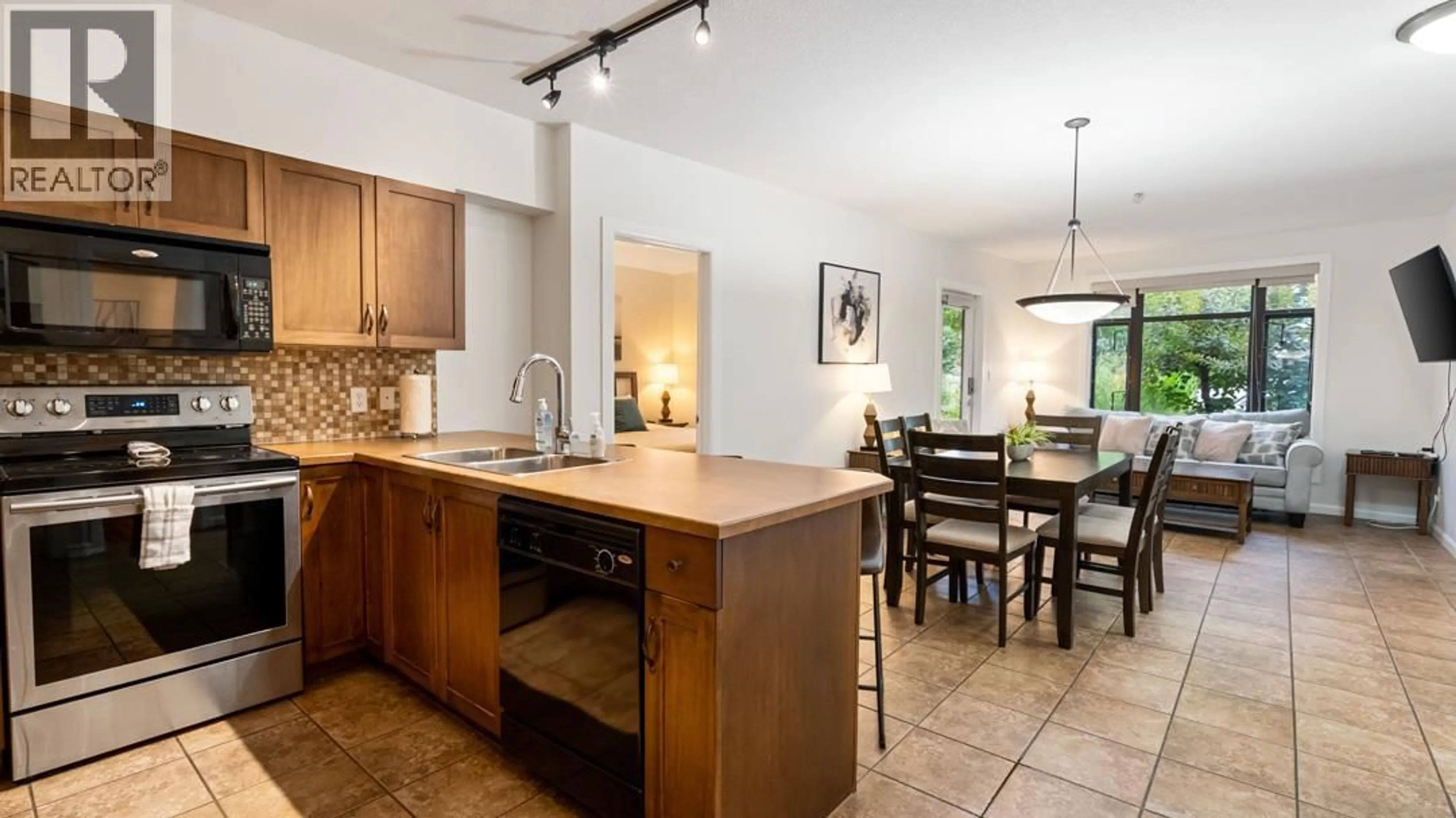 Open concept kitchen, ceramic/tile floor for 153 - 654 COOK ROAD, Kelowna British Columbia V1W3G7