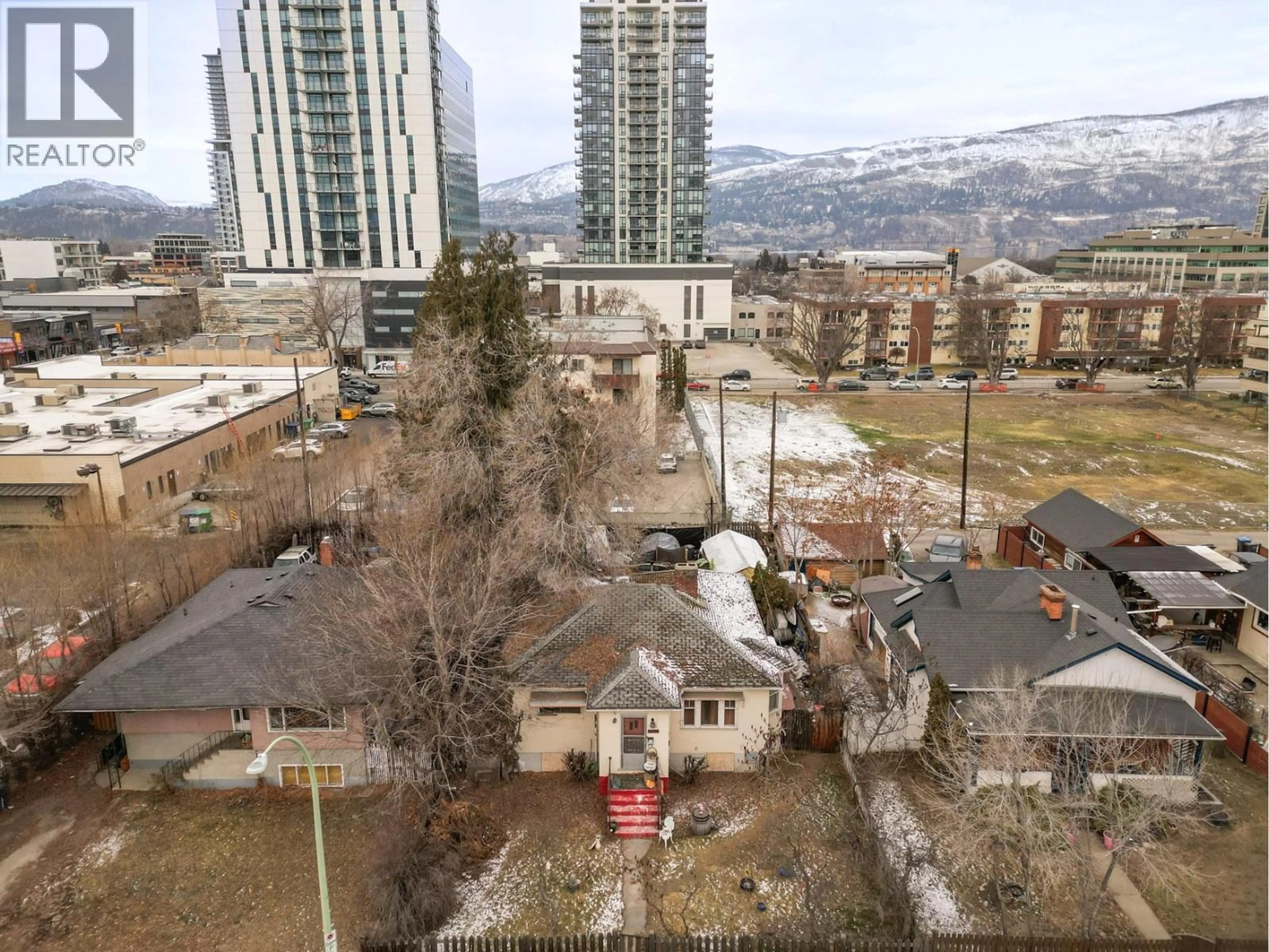 A pic from outside/outdoor area/front of a property/back of a property/a pic from drone, city buildings view from balcony for 1470 RICHTER STREET, Kelowna British Columbia V1Y2L8