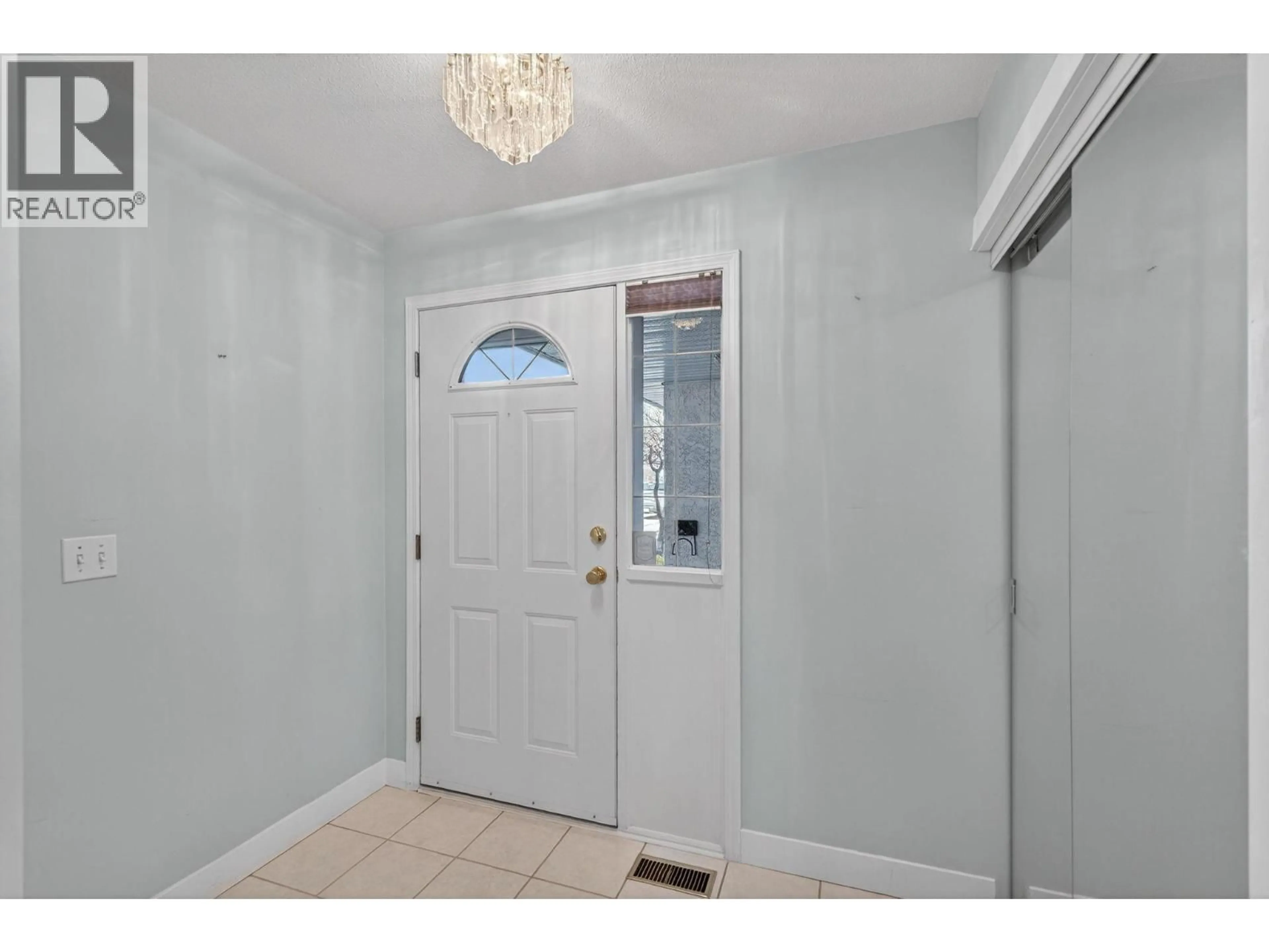 Indoor entryway for 13 - 1800 PARKVIEW CRESCENT, Kelowna British Columbia V1X7G6