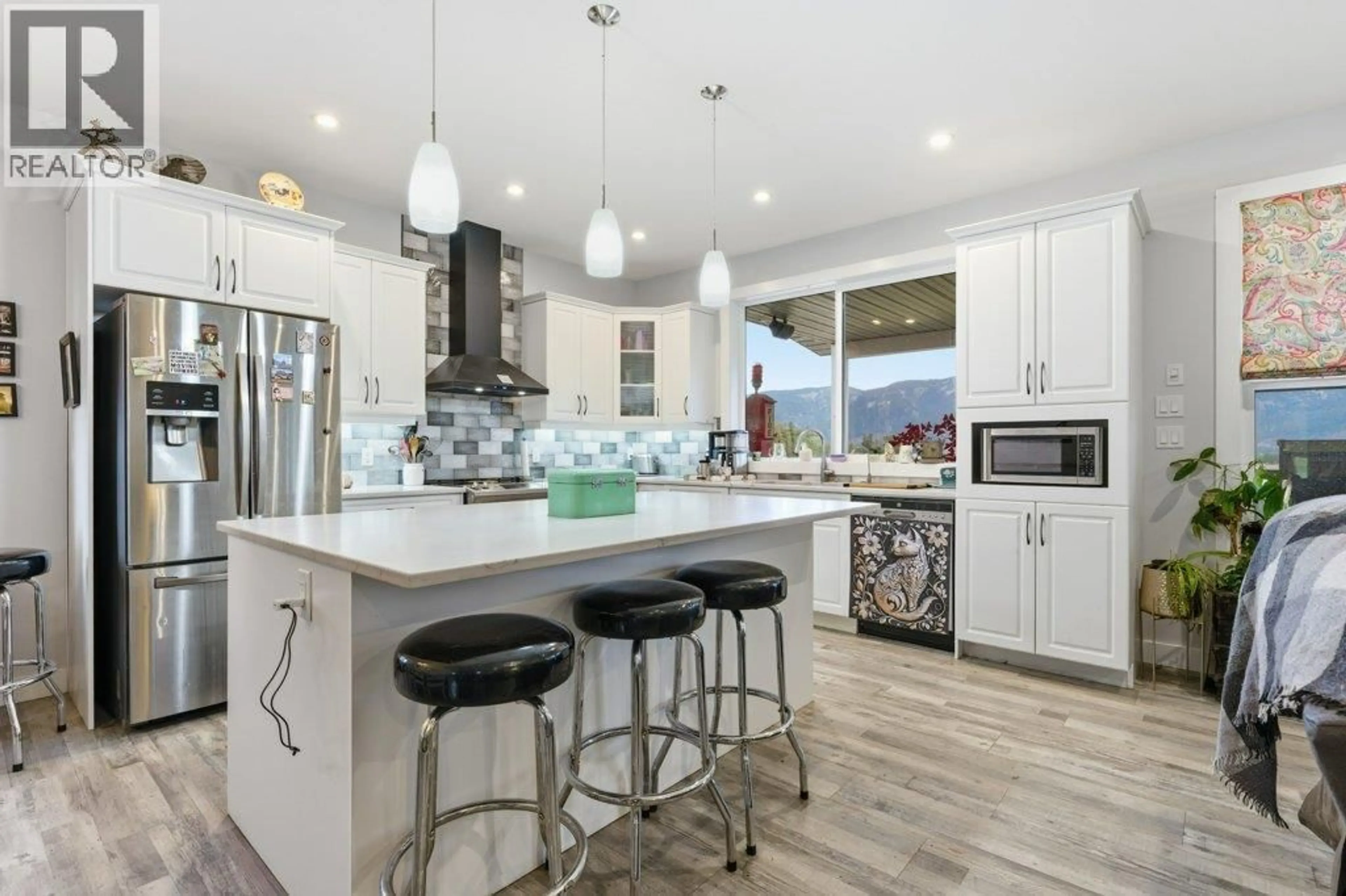 Open concept kitchen, ceramic/tile floor for 4370 ROUND PRAIRIE ROAD, Spallumcheen British Columbia V0E2B4