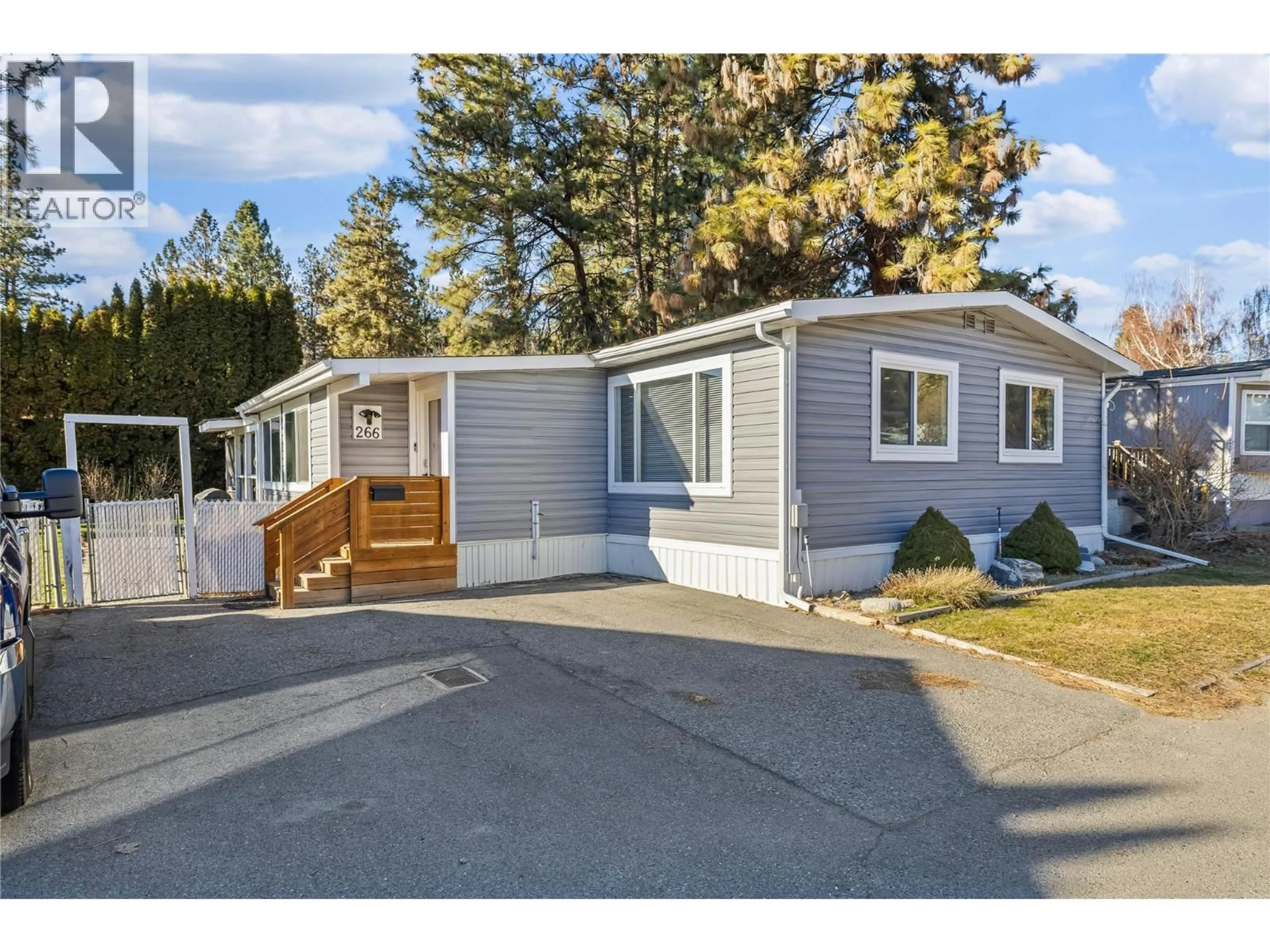 Home with vinyl exterior material, street for 266 - 1999 97 HIGHWAY SOUTH, West Kelowna British Columbia V1Z1B2