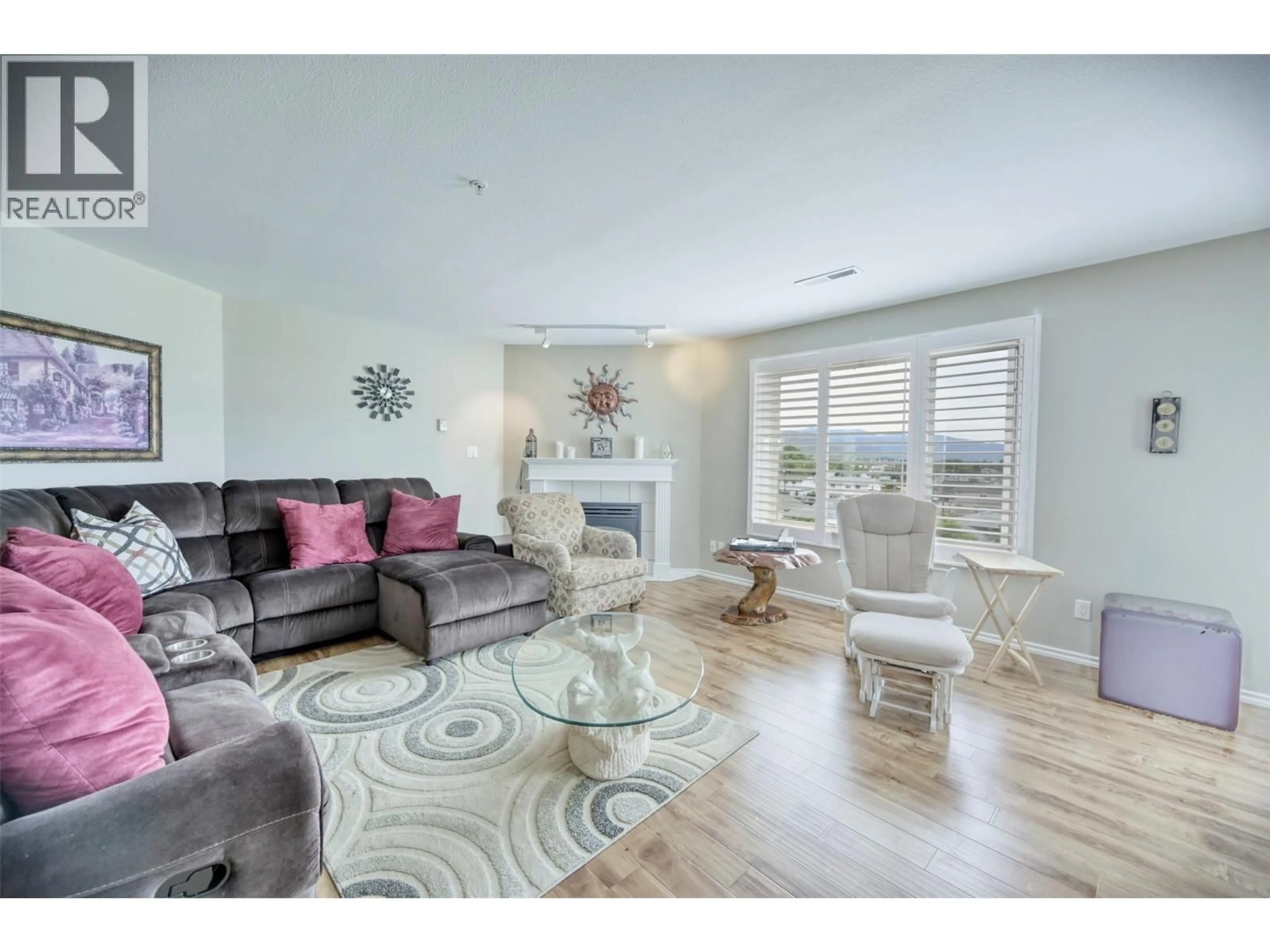 Living room with furniture, wood/laminate floor for 408 - 6805 COTTONWOOD DRIVE, Osoyoos British Columbia V0H1V3