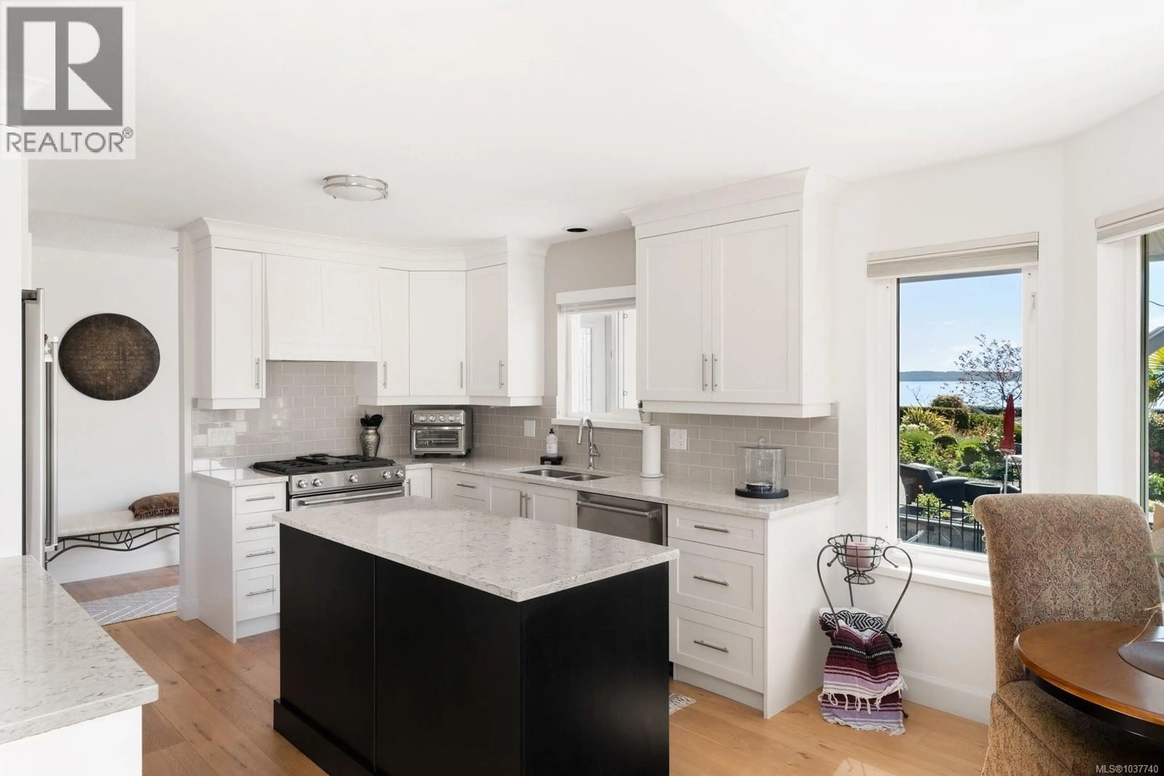 Contemporary kitchen, unknown for 2282 FROST AVENUE, Sidney British Columbia V8L1P9