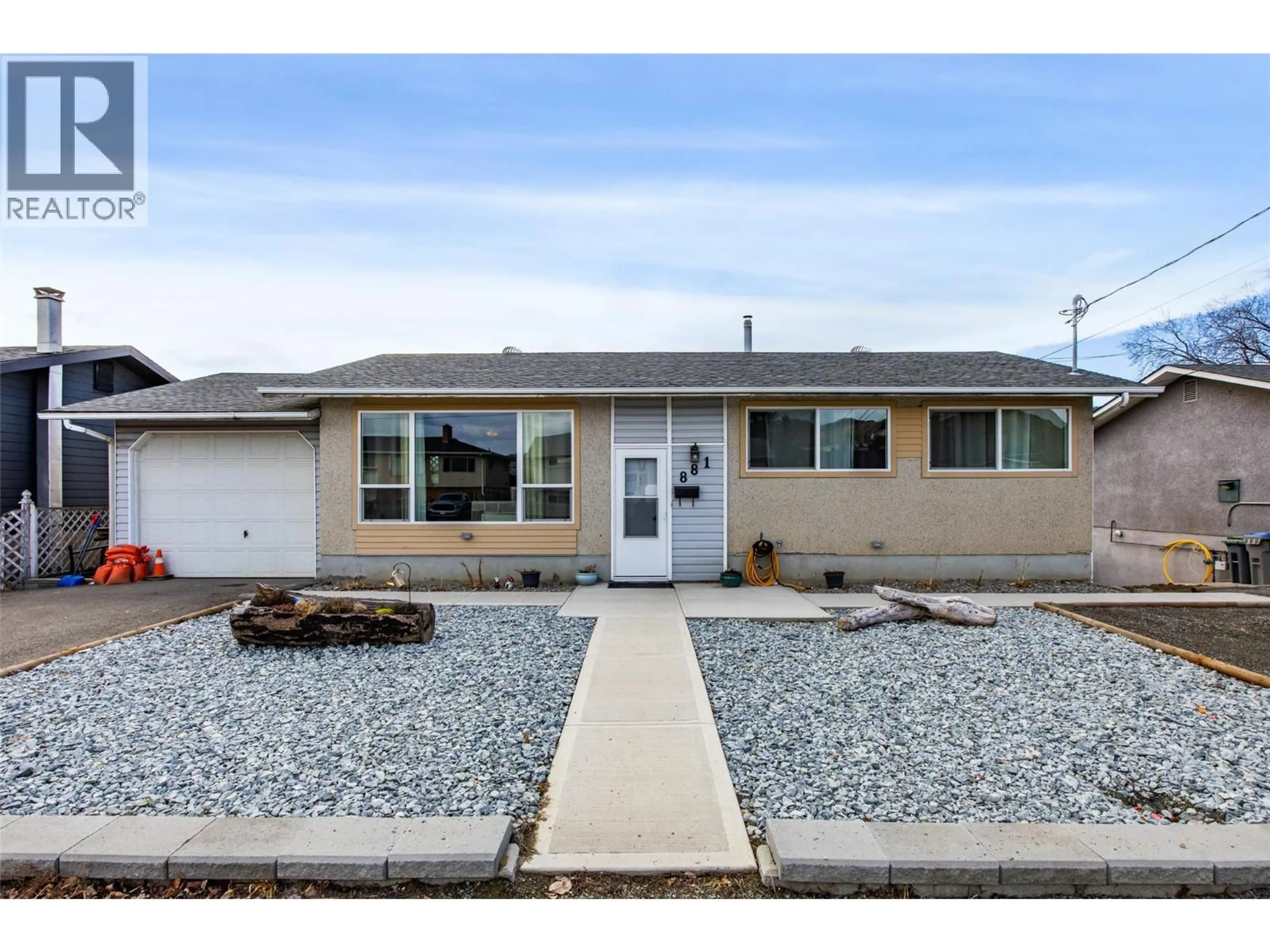 Home with vinyl exterior material, street for 881 PEMBROKE AVENUE, Kamloops British Columbia V2B1Z2