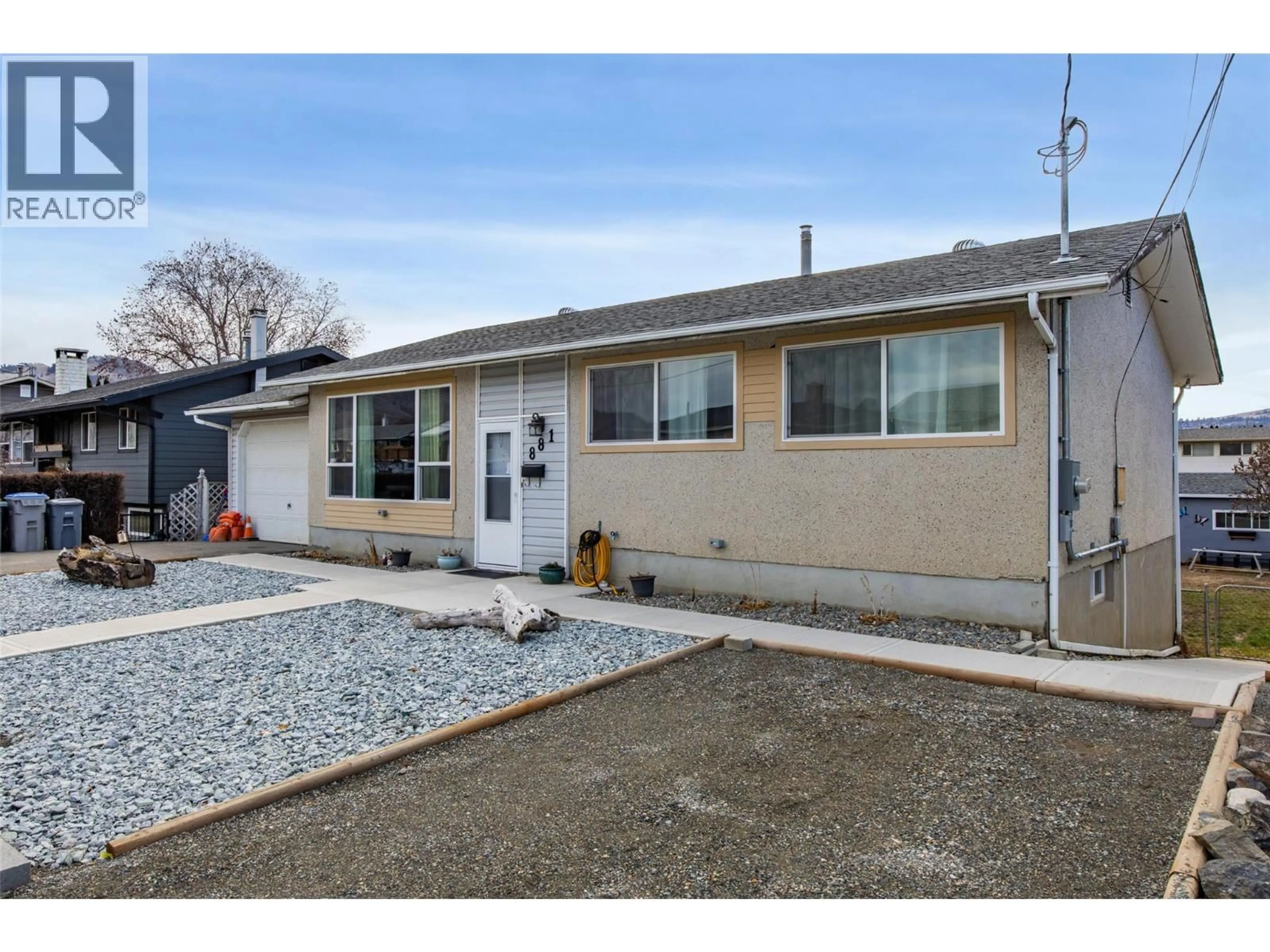 Home with vinyl exterior material, street for 881 PEMBROKE AVENUE, Kamloops British Columbia V2B1Z2
