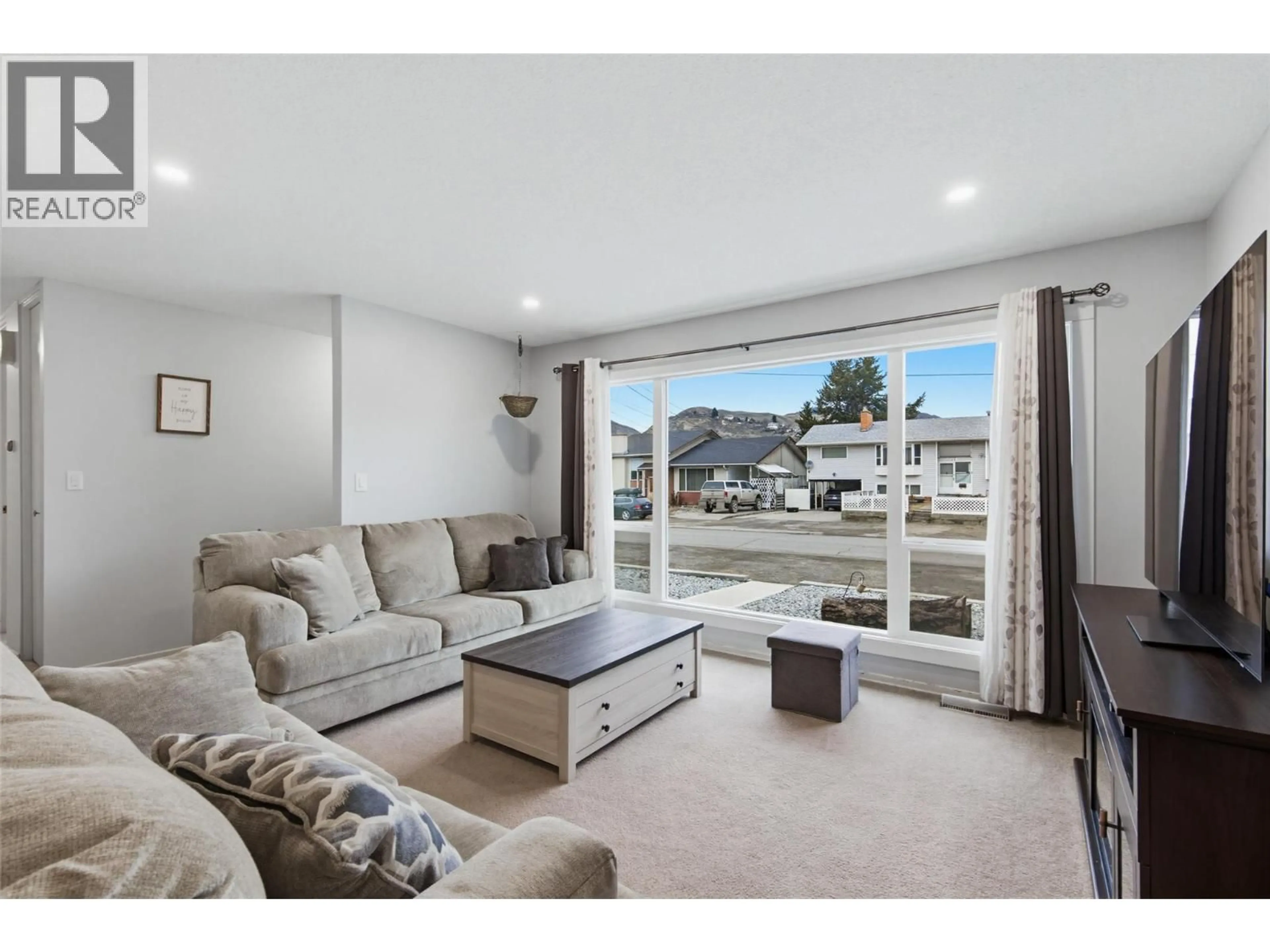 Living room with furniture, wood/laminate floor for 881 PEMBROKE AVENUE, Kamloops British Columbia V2B1Z2