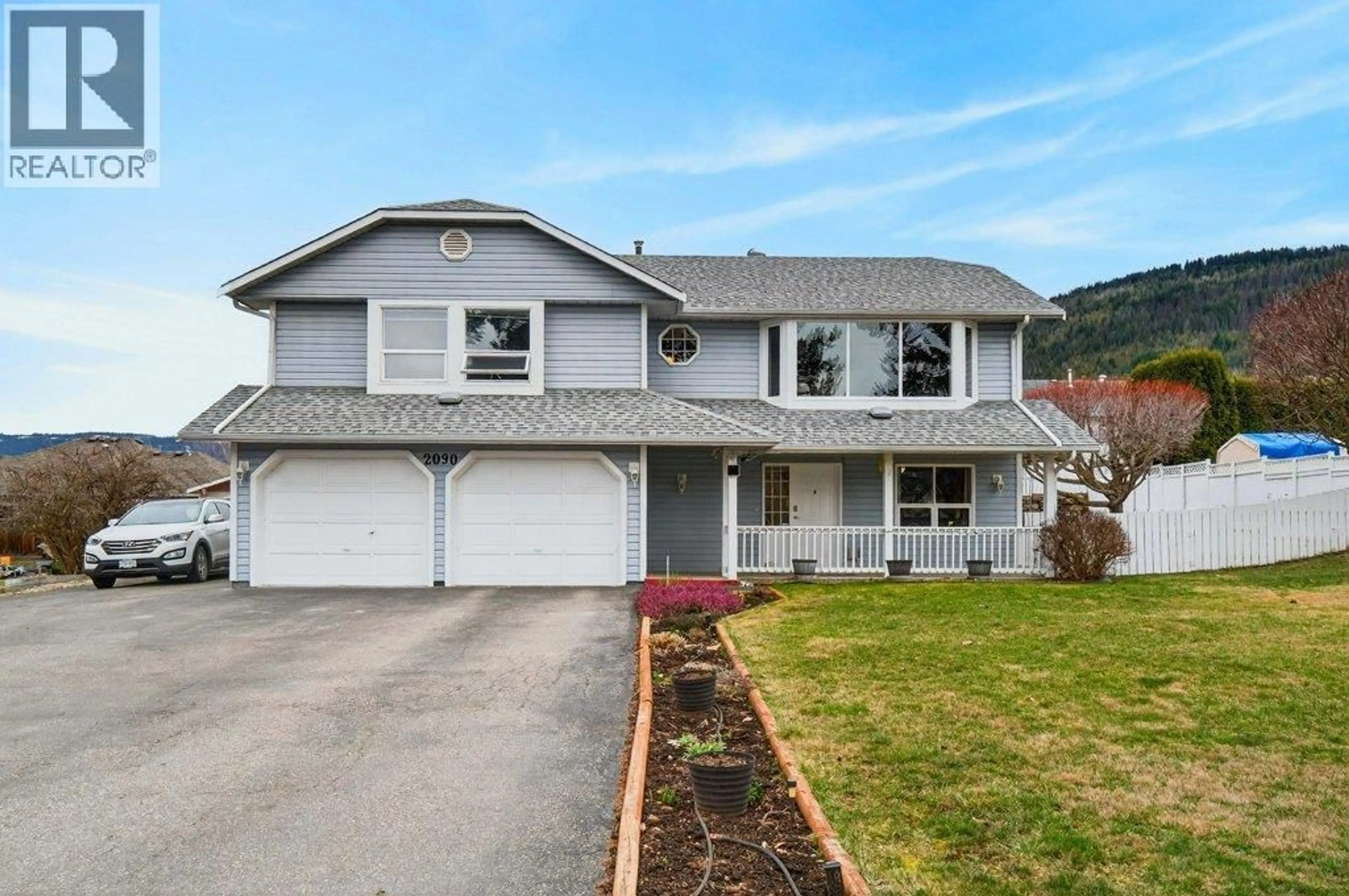 Home with vinyl exterior material, street for 2090 14 STREET SOUTHWEST, Salmon Arm British Columbia V1E1L6