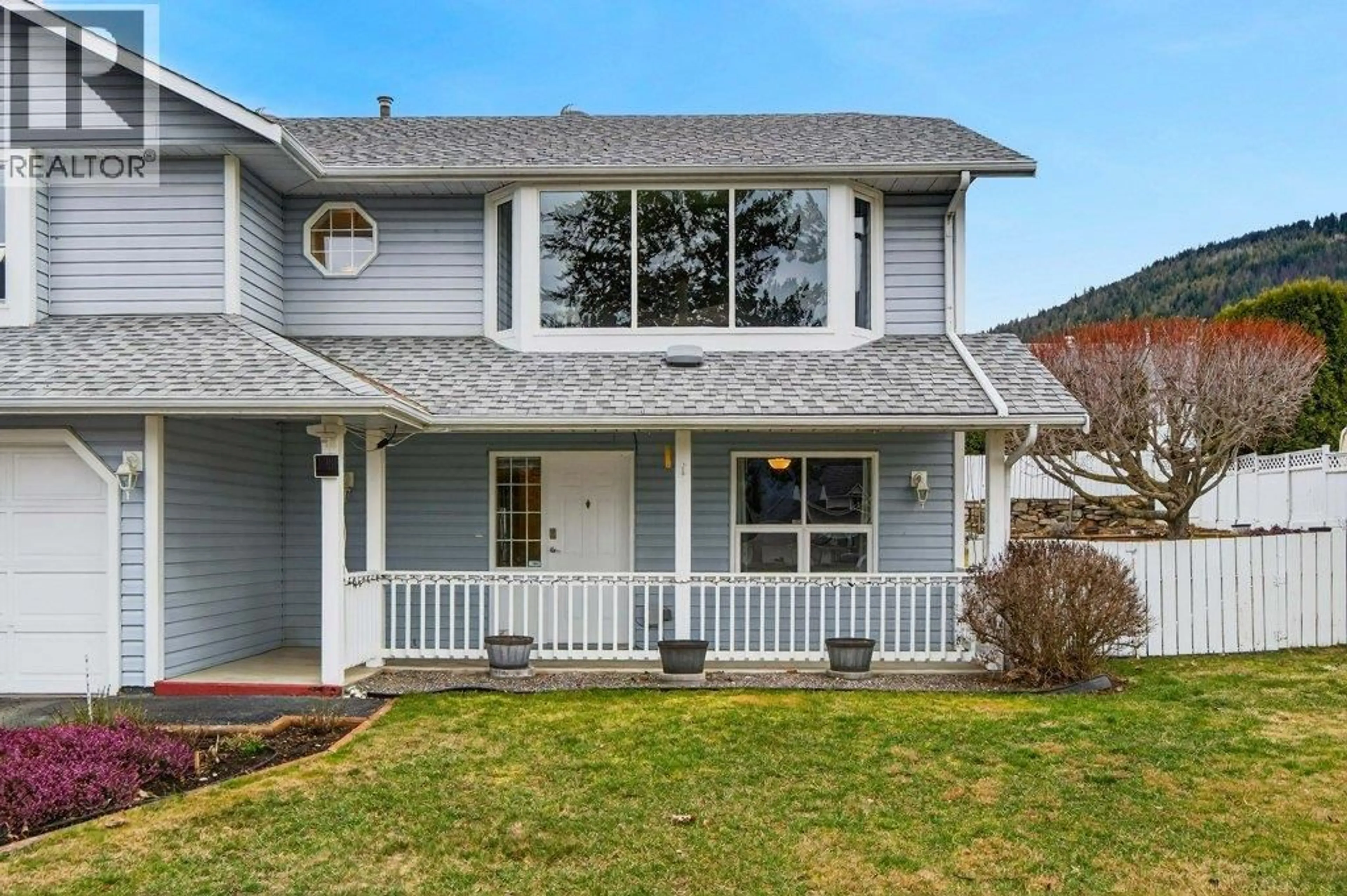 Home with vinyl exterior material, street for 2090 14 STREET SOUTHWEST, Salmon Arm British Columbia V1E1L6