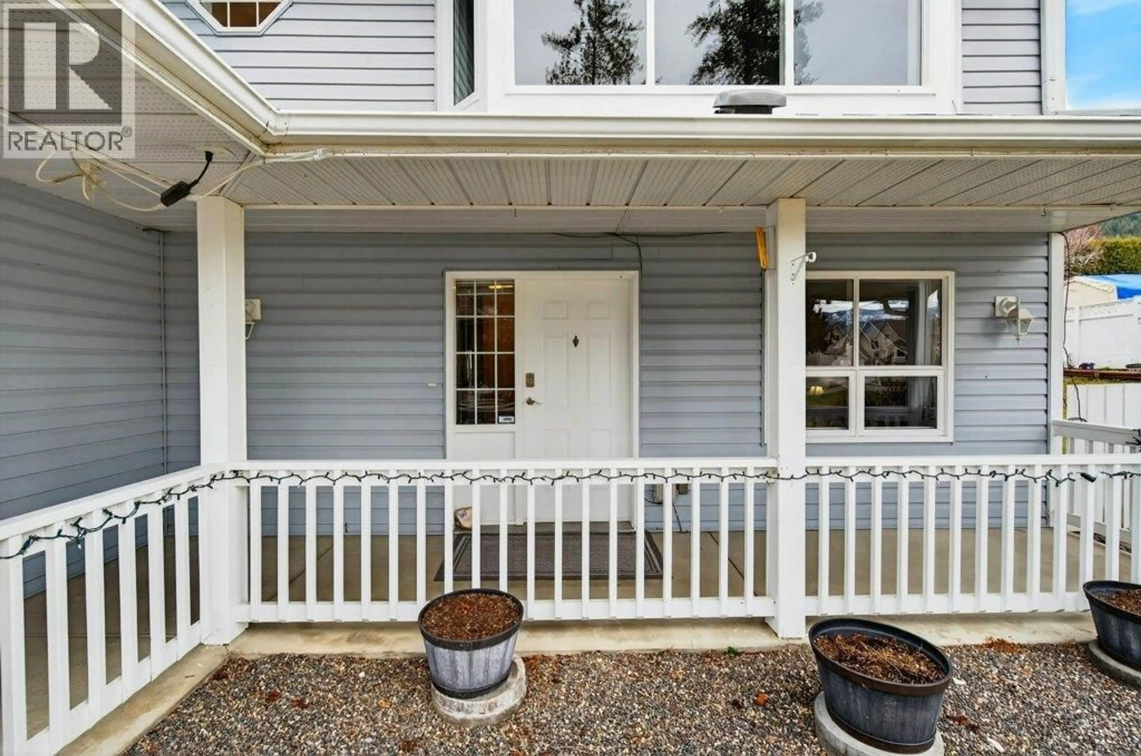 Home with vinyl exterior material, street for 2090 14 STREET SOUTHWEST, Salmon Arm British Columbia V1E1L6