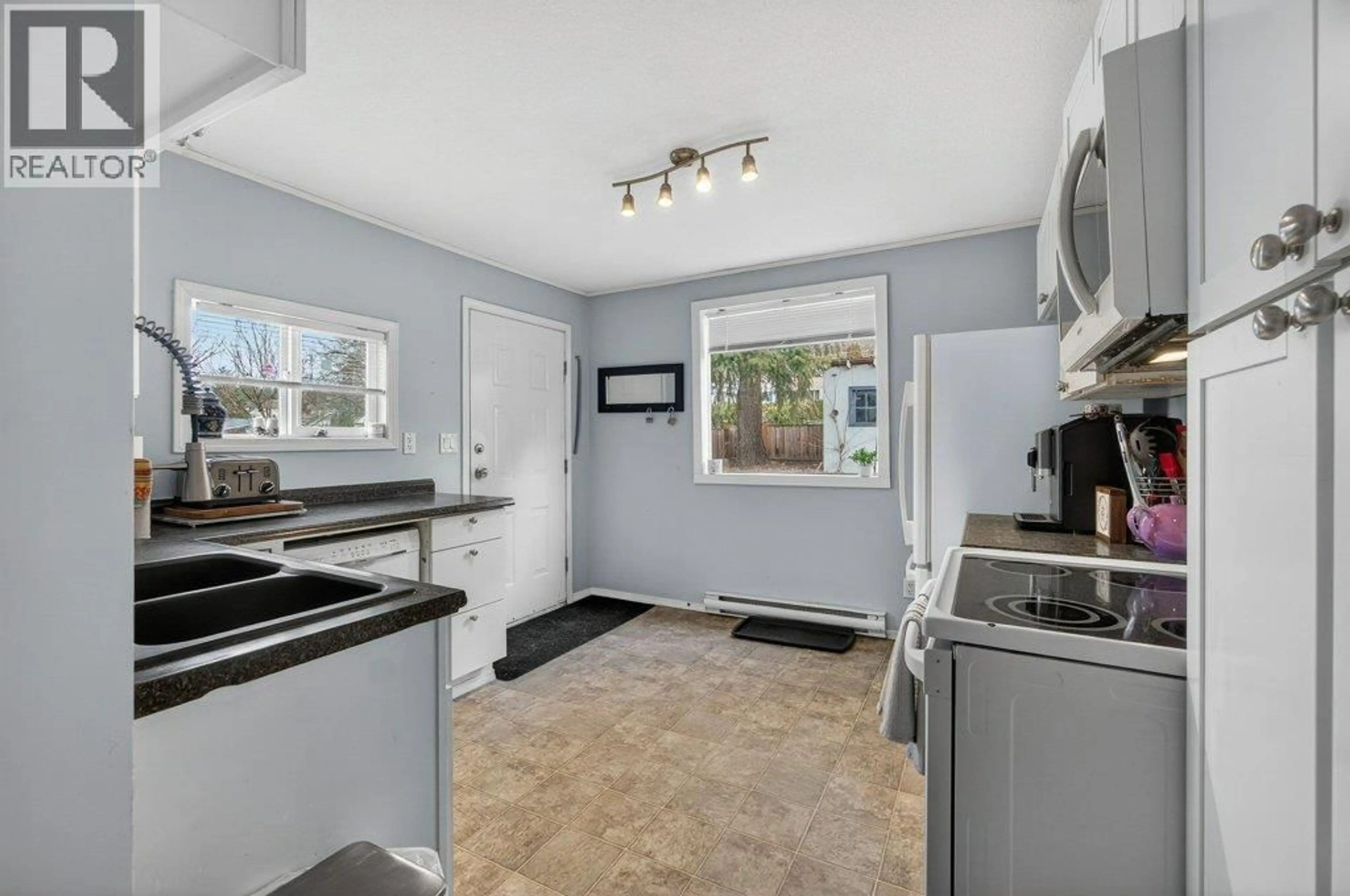 Standard kitchen, unknown for 520 6 STREET SOUTHEAST, Salmon Arm British Columbia V1E4P5