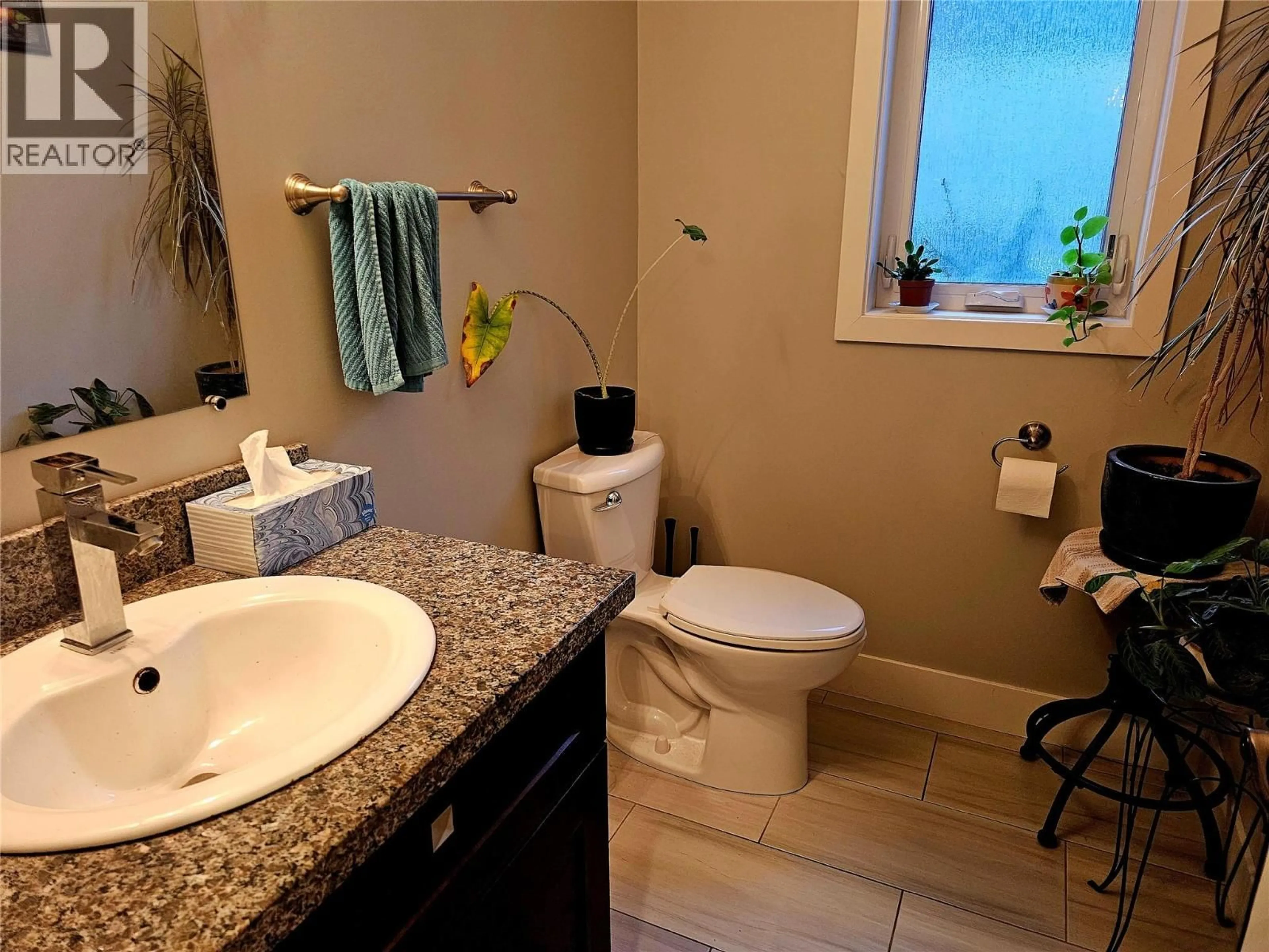 Standard bathroom, ceramic/tile floor for B - 2410 PERRIER LANE, Nelson British Columbia V1L7C3