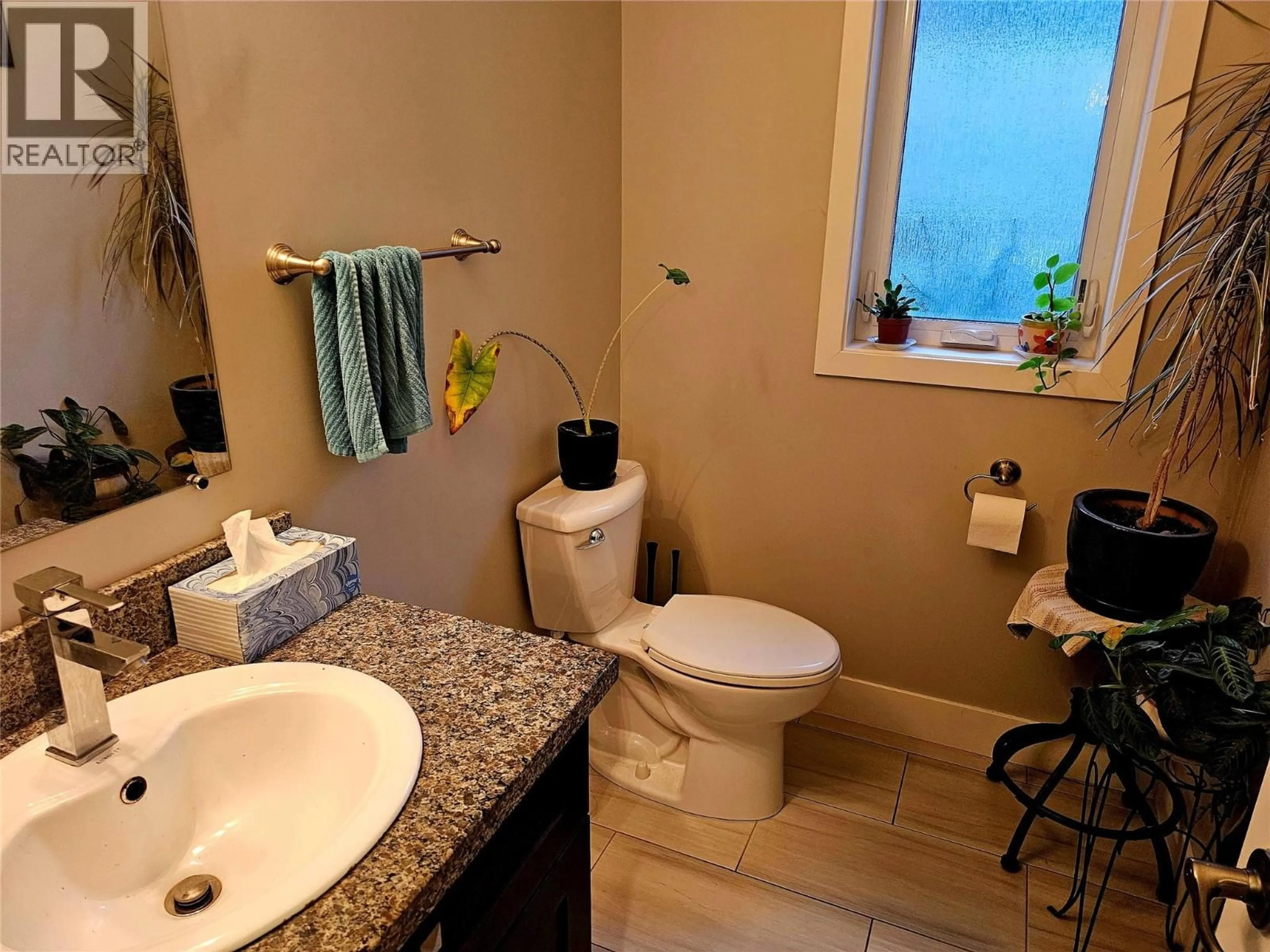 Standard bathroom, ceramic/tile floor for B - 2410 PERRIER LANE, Nelson British Columbia V1L7C3