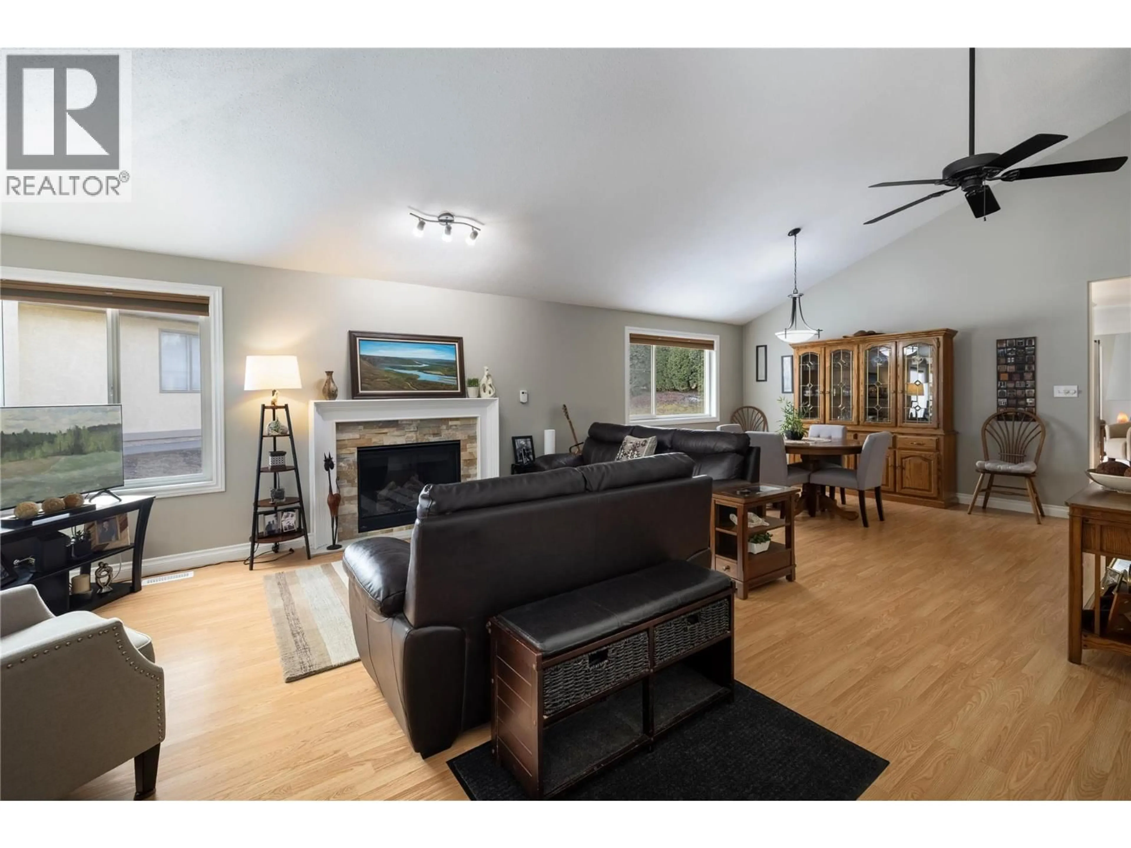 Living room with furniture, wood/laminate floor for 50 - 1400 14 AVENUE, Vernon British Columbia V1B2S9