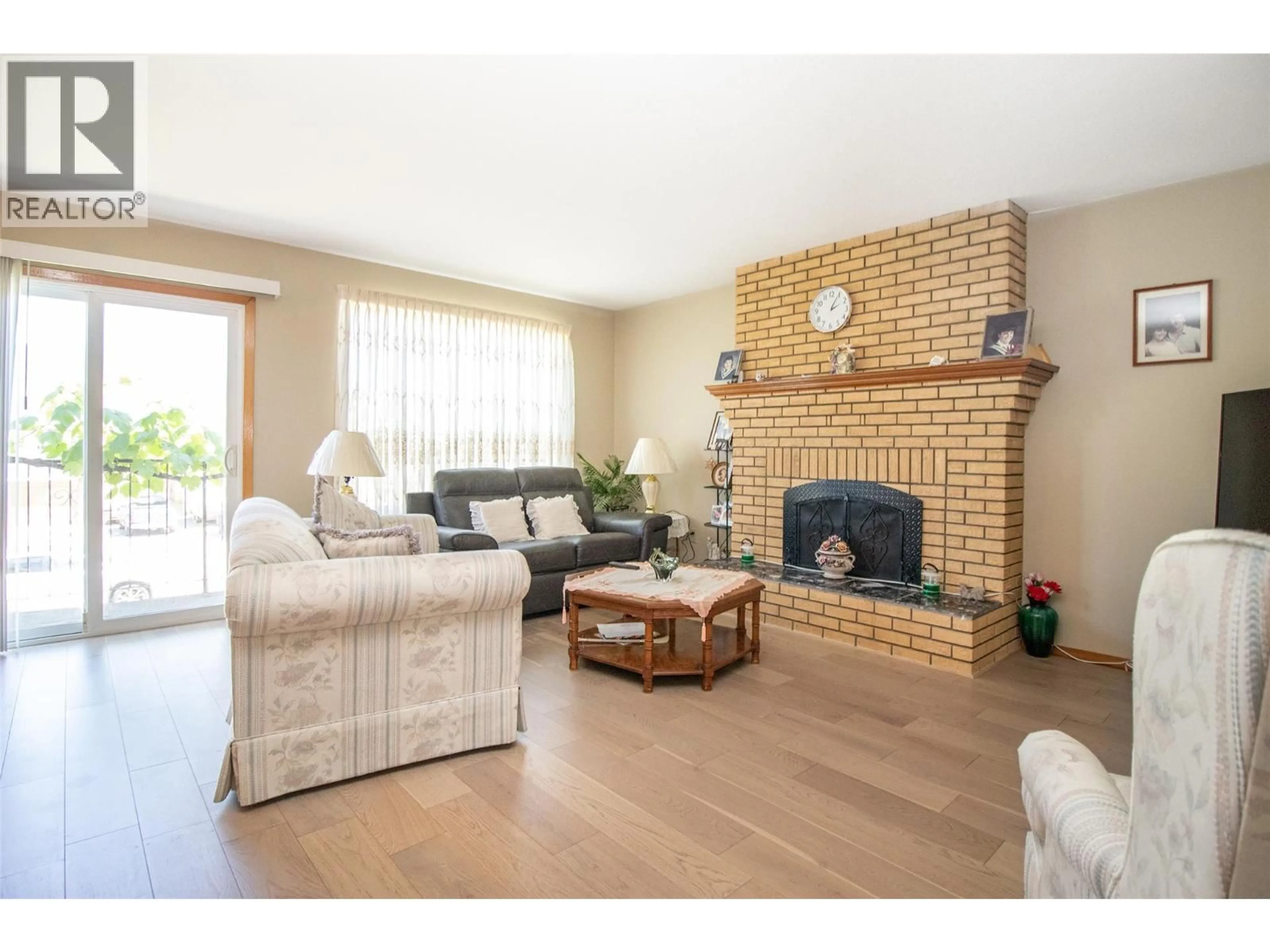 Living room with furniture, wood/laminate floor for 532 O'KEEFE COURT, Kelowna British Columbia V1X6B1