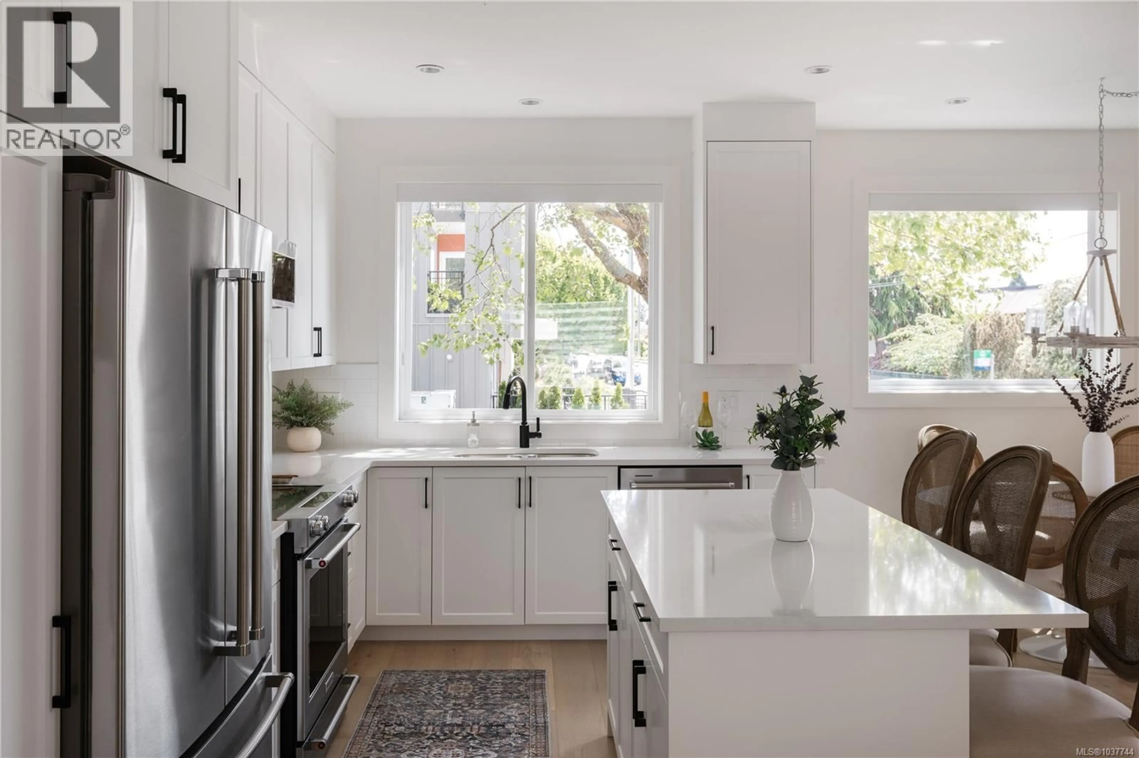 Contemporary kitchen, ceramic/tile floor for 4 - 10145 FIFTH STREET, Sidney British Columbia V8L0E4