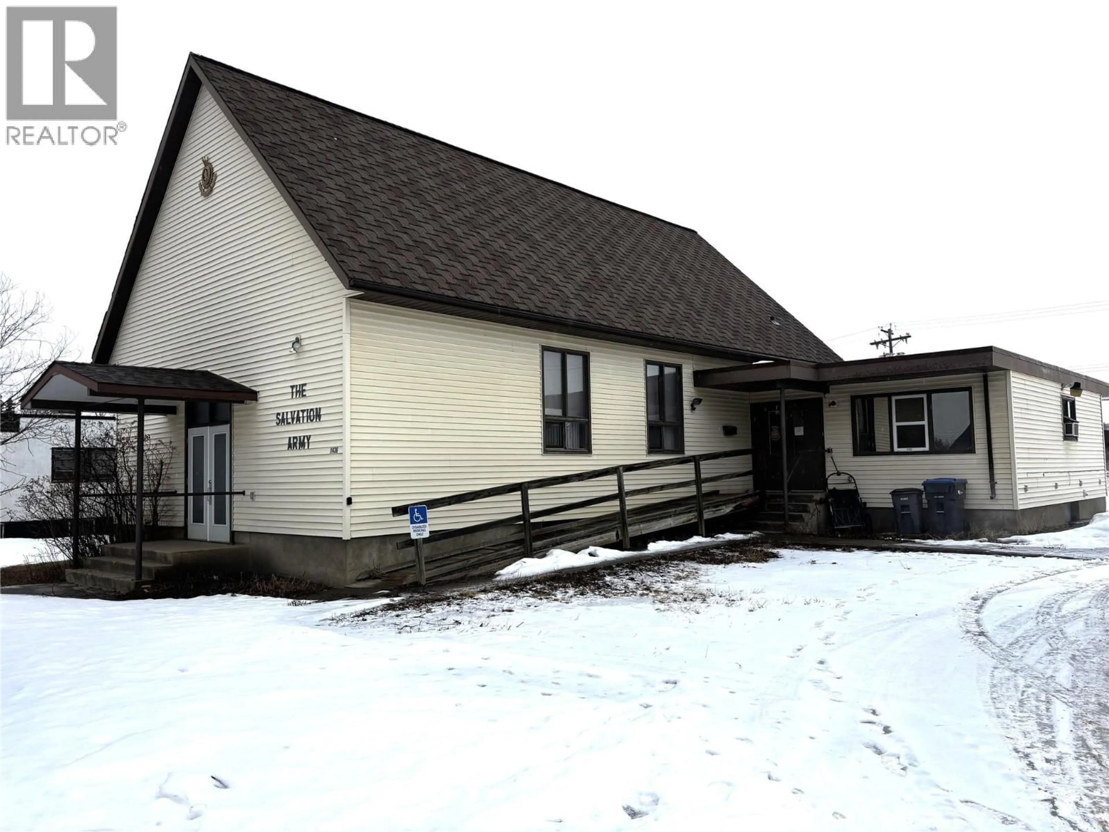 Indoor foyer for 1436 104 AVENUE, Dawson Creek British Columbia V1G2J8