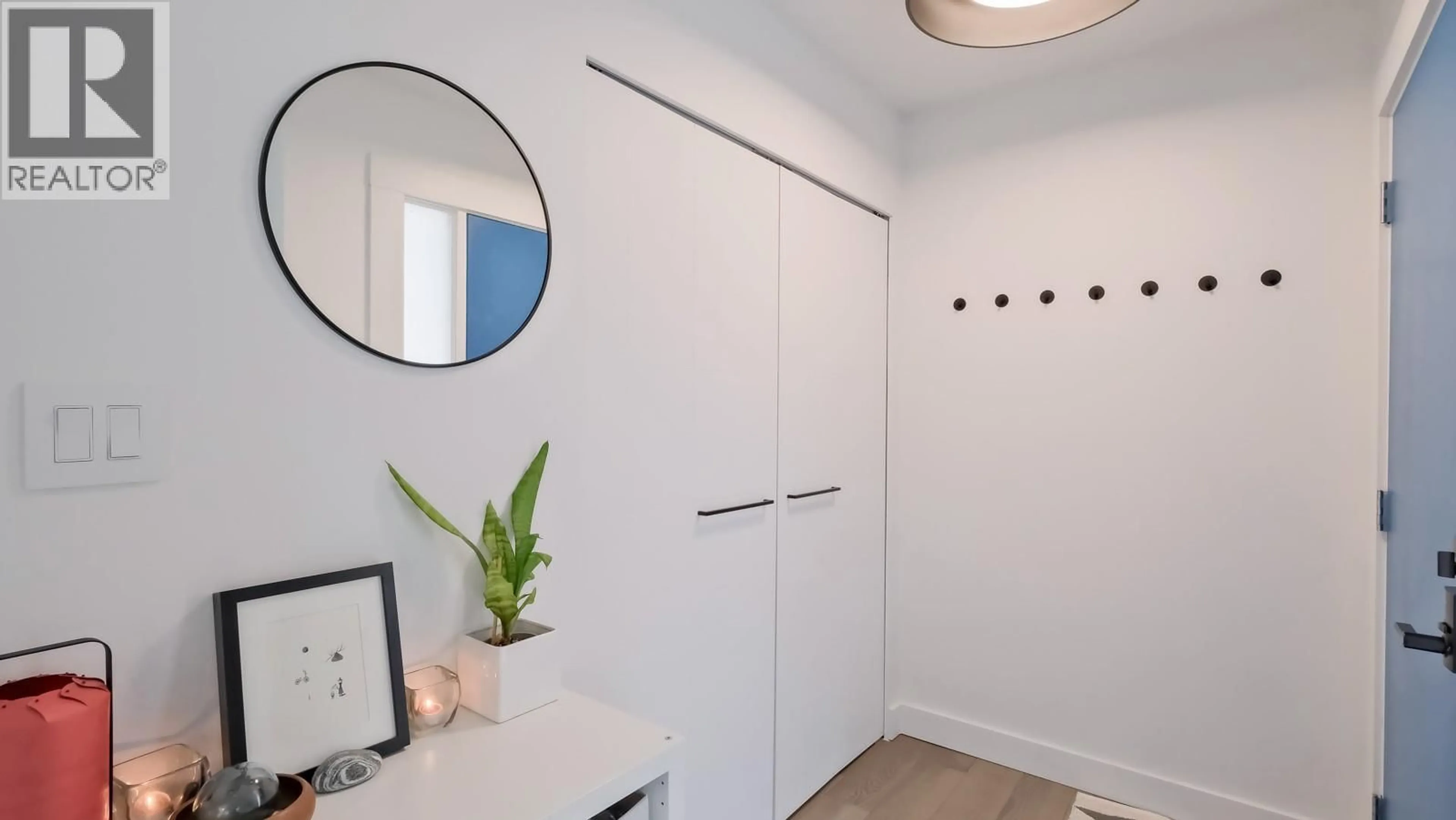 Indoor entryway for 102 - 248 ABBOTT STREET, Penticton British Columbia V2A4J4