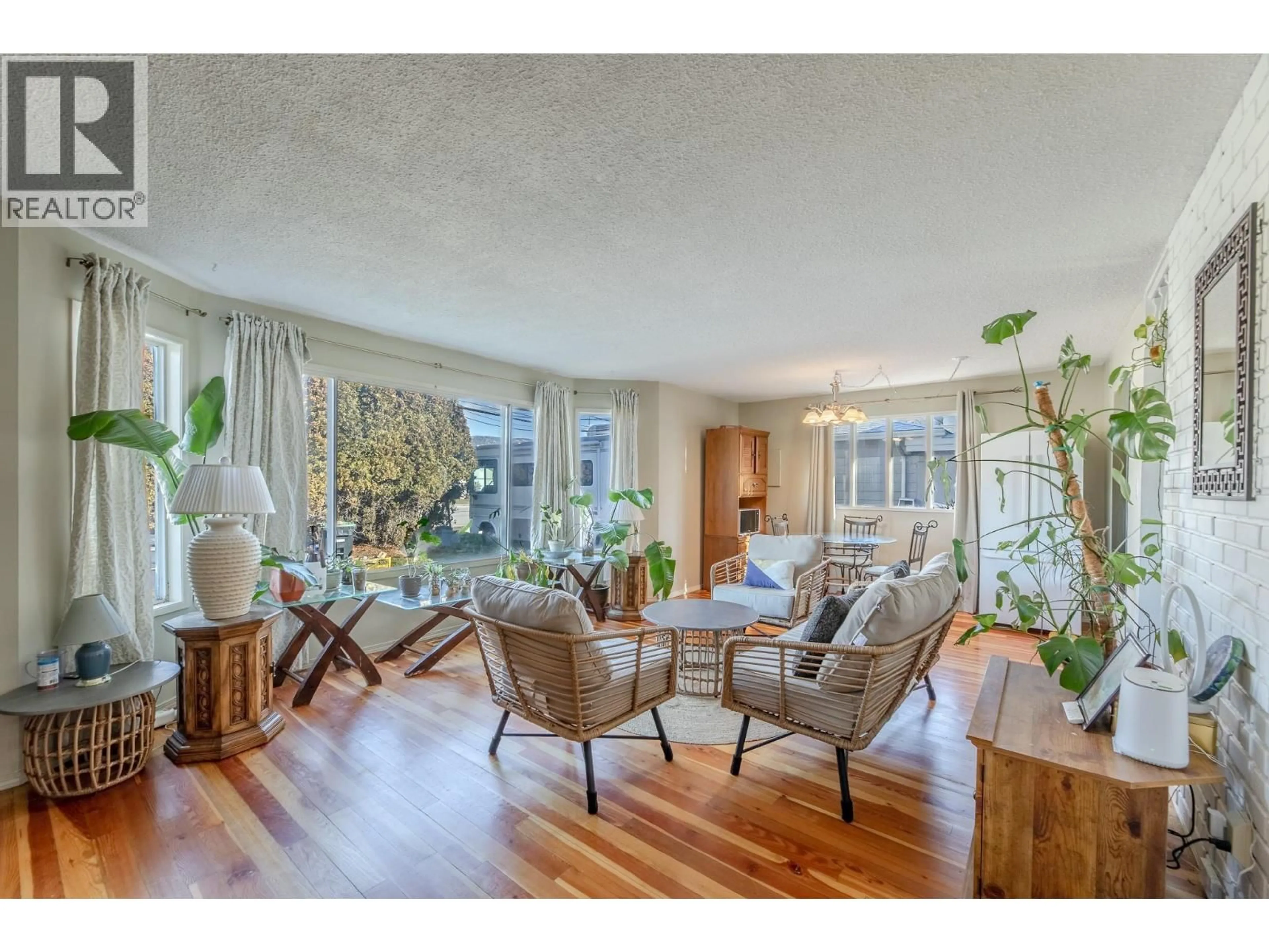 Living room with furniture, wood/laminate floor for 376 GREEN AVENUE WEST, Penticton British Columbia V2A3T3