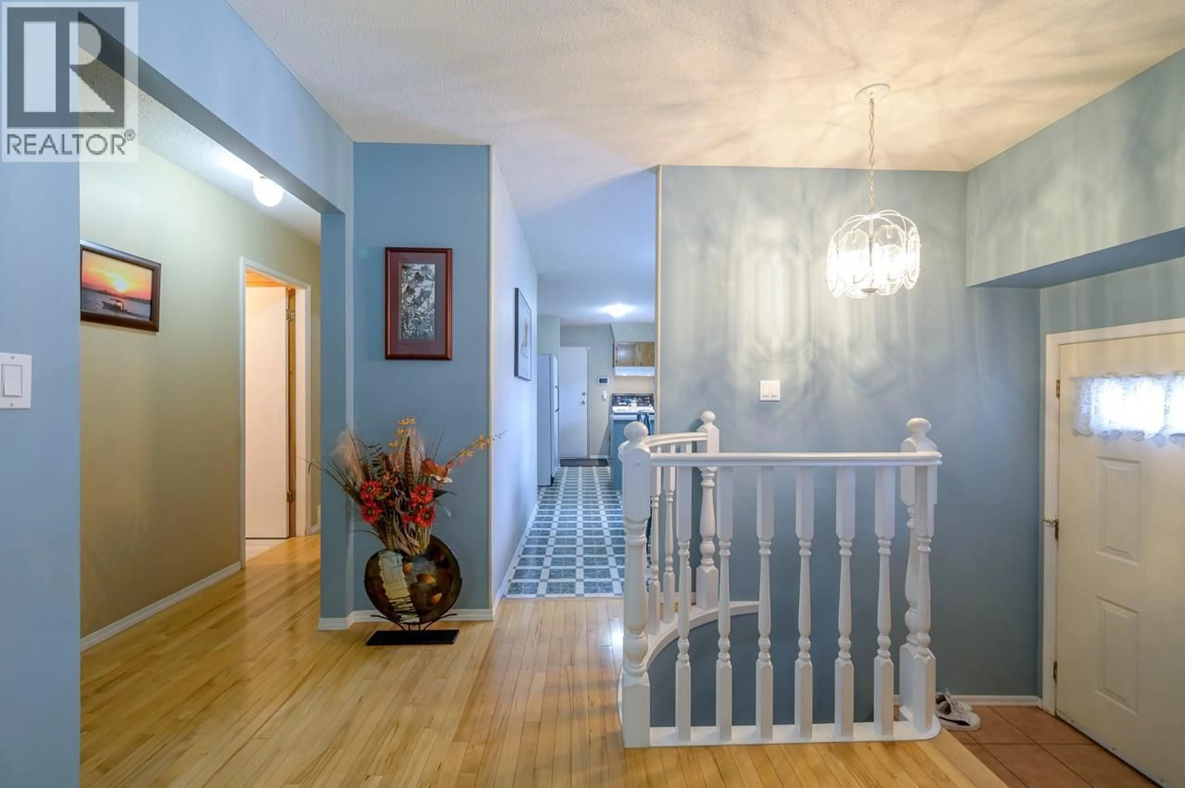 Indoor foyer for 1743 SHERIDAN DRIVE, Kamloops British Columbia V2B6B1