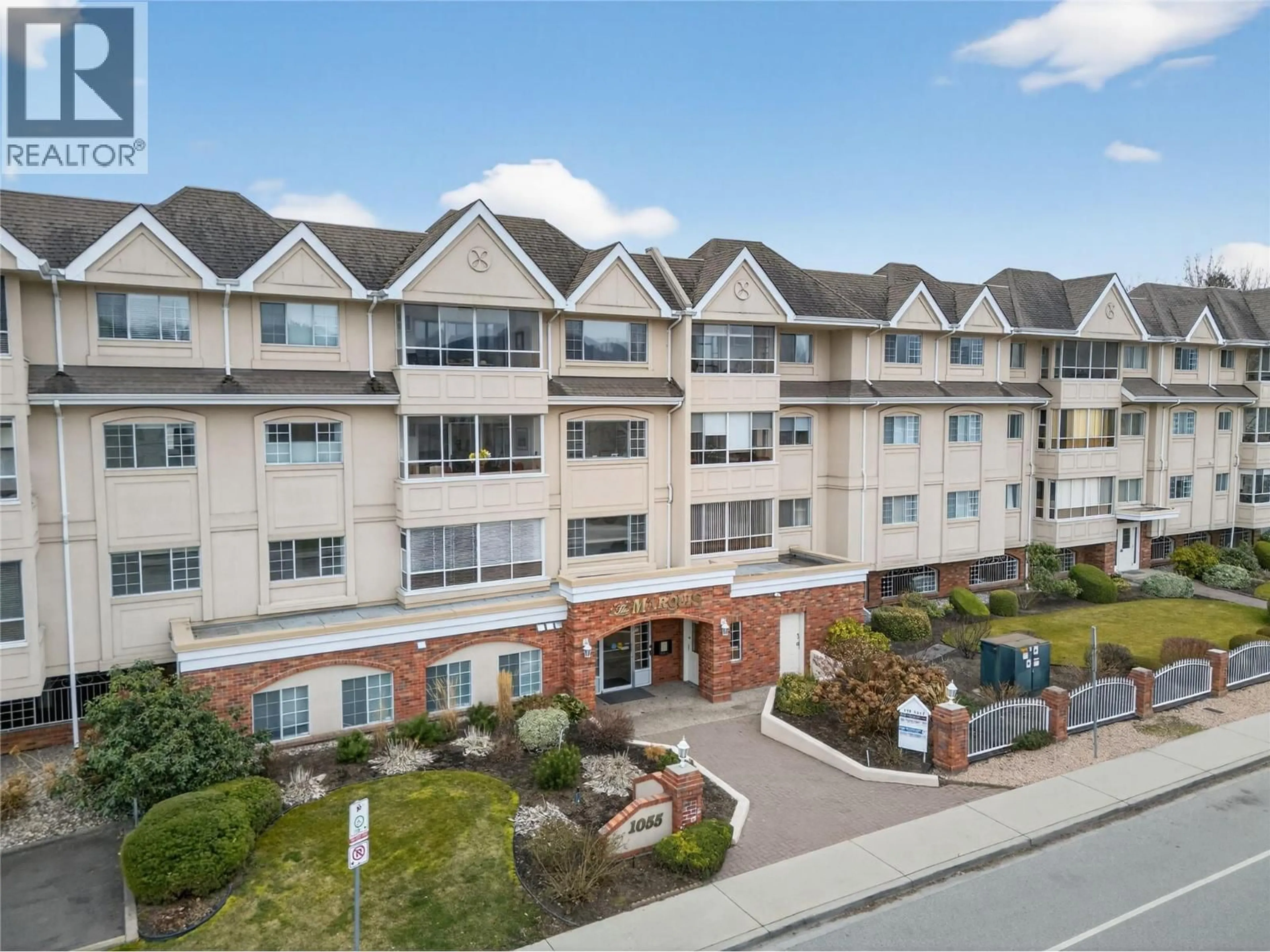 A pic from outside/outdoor area/front of a property/back of a property/a pic from drone, unknown for 101 - 1055 LAWRENCE AVENUE, Kelowna British Columbia V1Y6M3