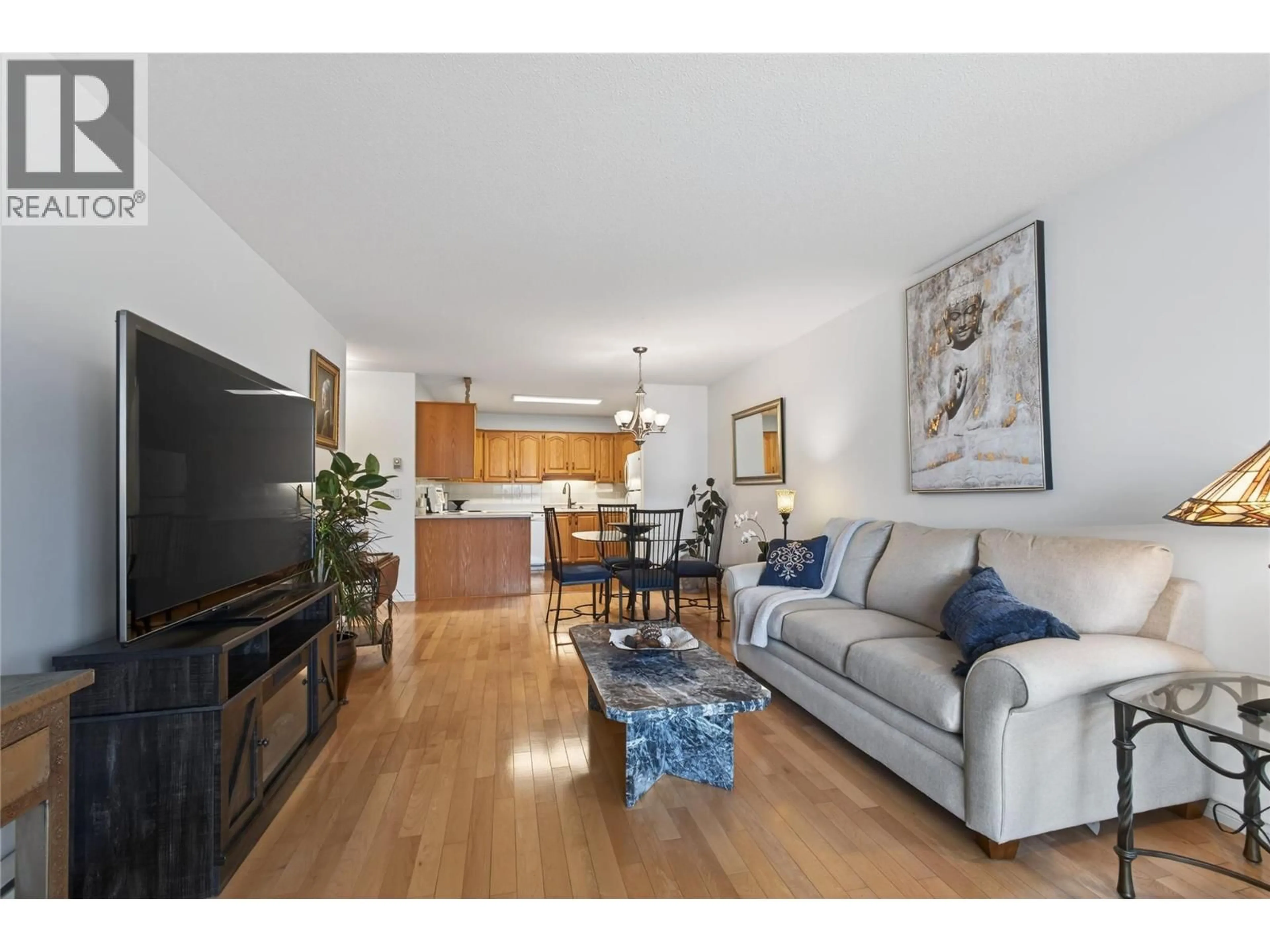 Living room with furniture, wood/laminate floor for 101 - 1055 LAWRENCE AVENUE, Kelowna British Columbia V1Y6M3