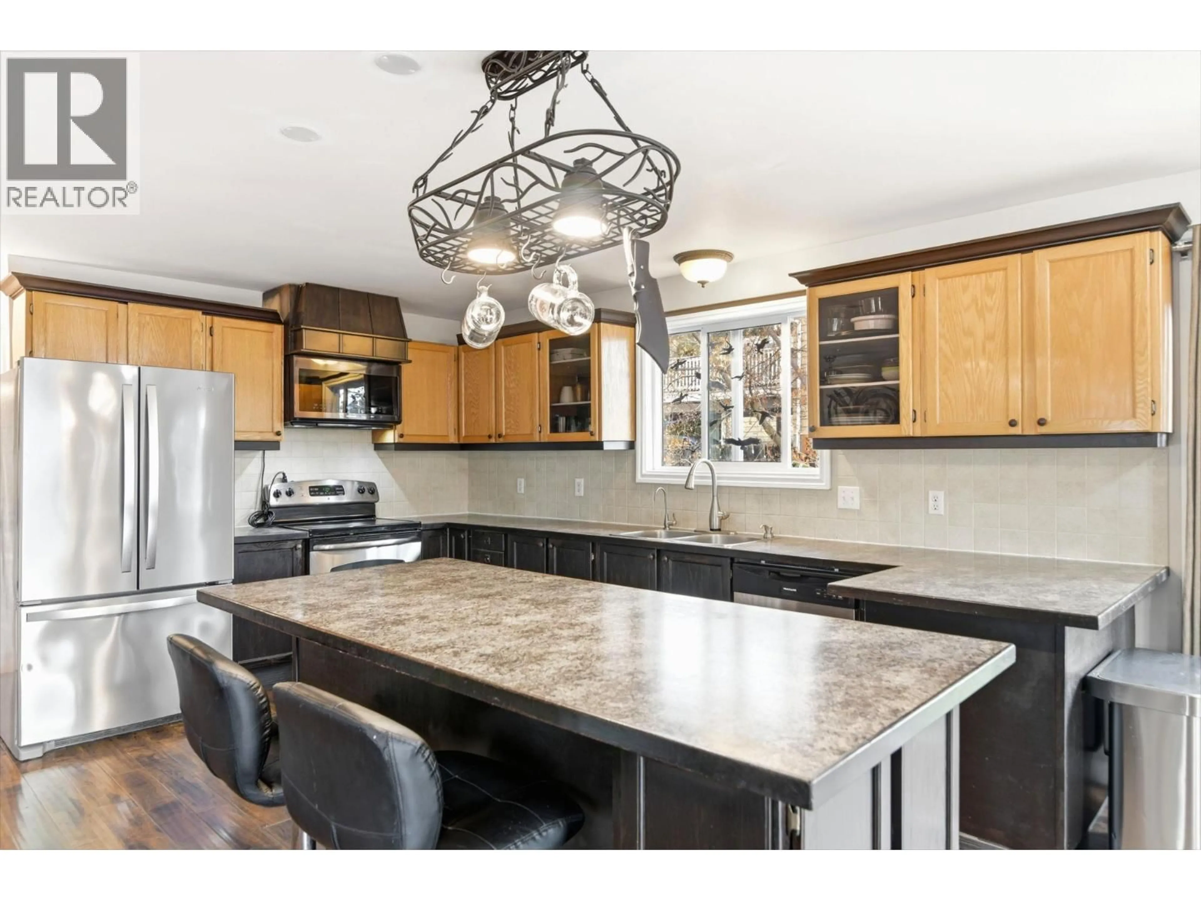 Open concept kitchen, ceramic/tile floor for 1734 LYNRICK ROAD, Kelowna British Columbia V1P1E9