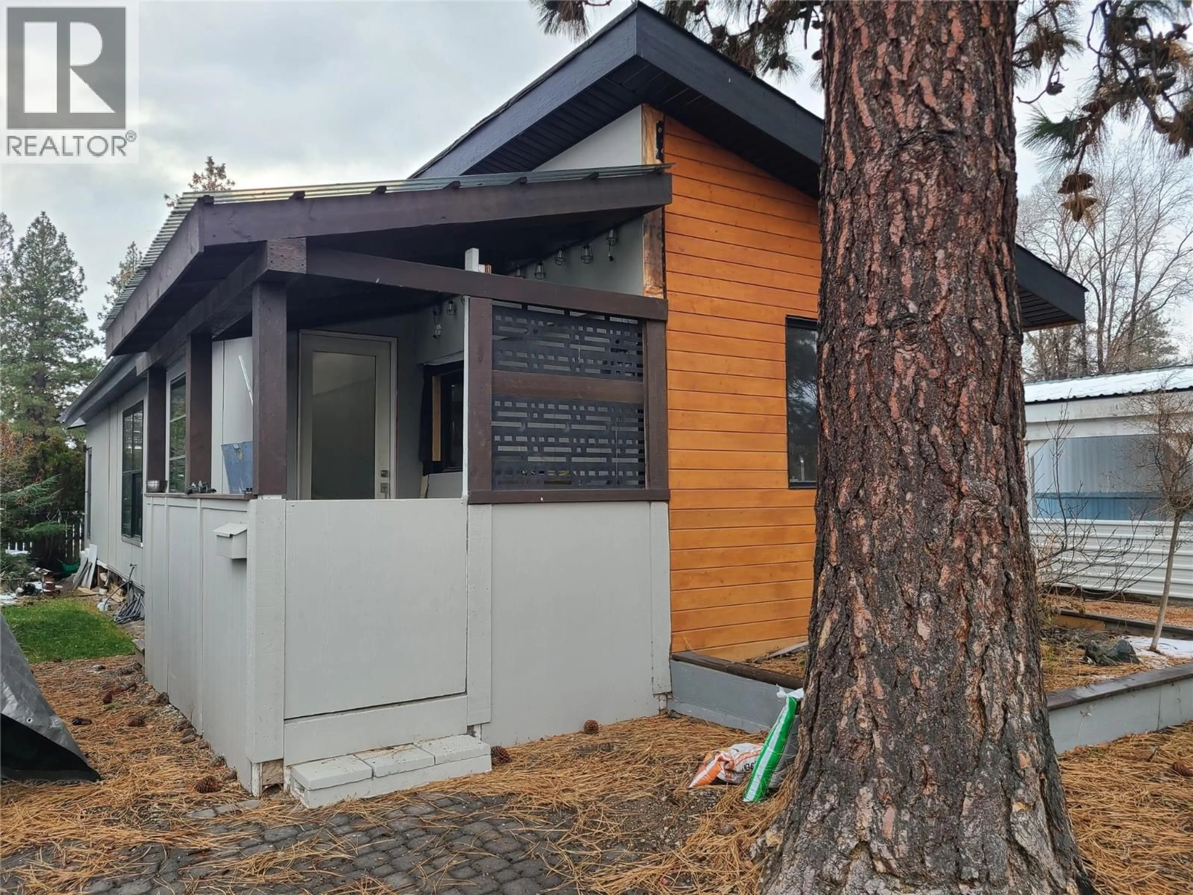 Home with vinyl exterior material, street for 14 - 1999 HIGHWAY 97S OTHER, Kelowna British Columbia V1Z1B2