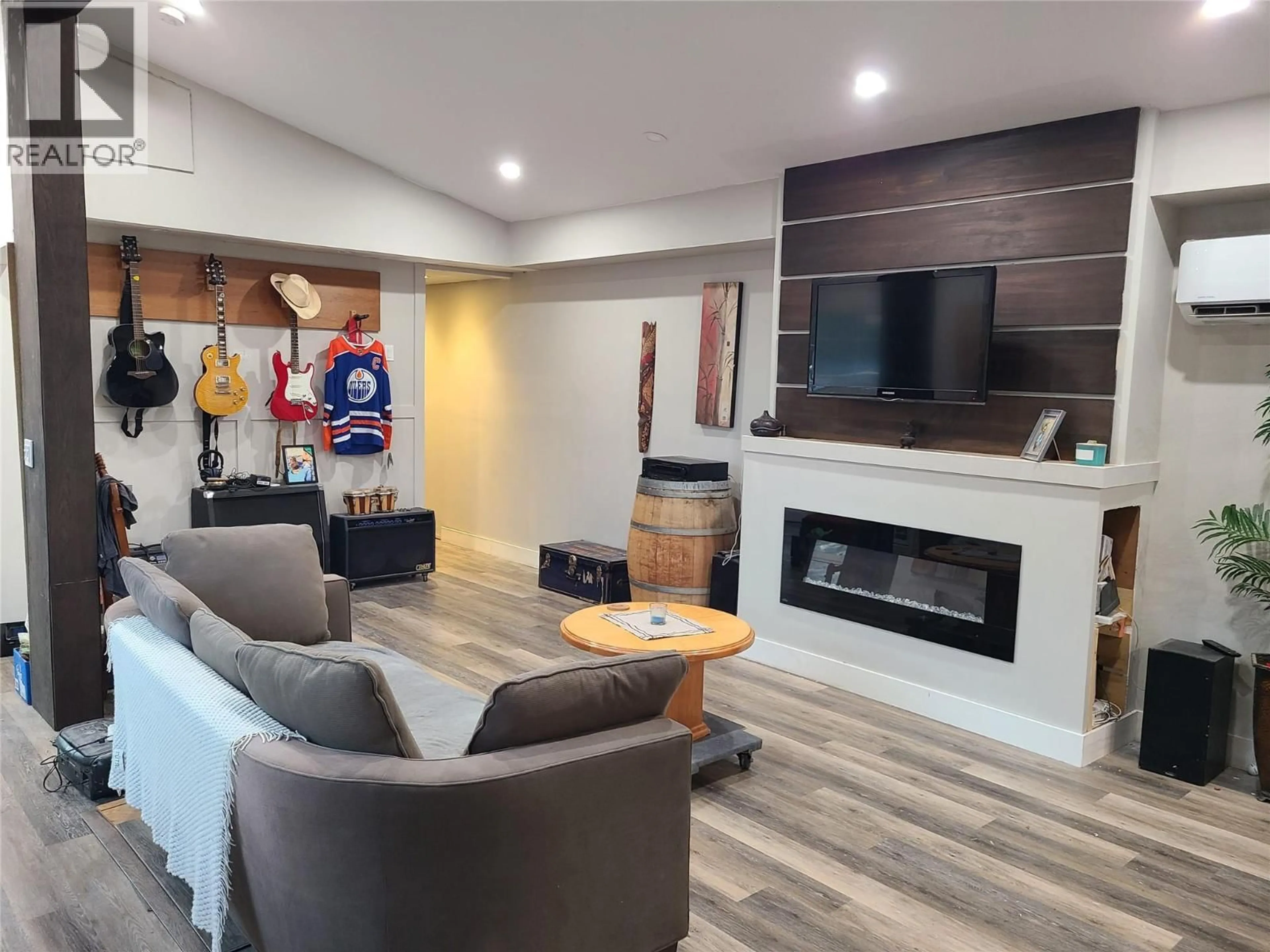 Living room with furniture, wood/laminate floor for 14 - 1999 HIGHWAY 97S OTHER, Kelowna British Columbia V1Z1B2