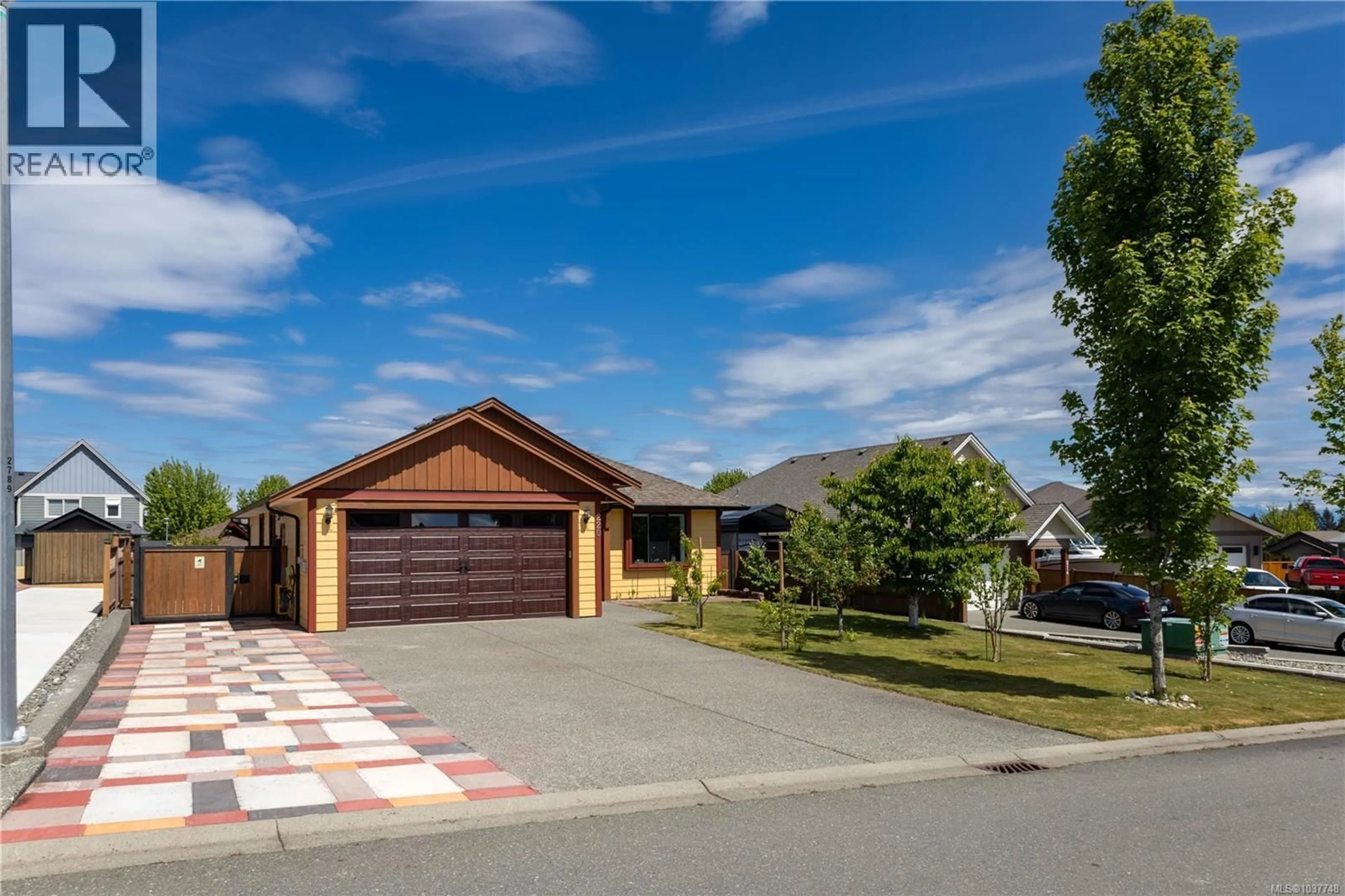 A pic from outside/outdoor area/front of a property/back of a property/a pic from drone, street for 220 MICHIGAN PLACE, Campbell River British Columbia V9H0C7