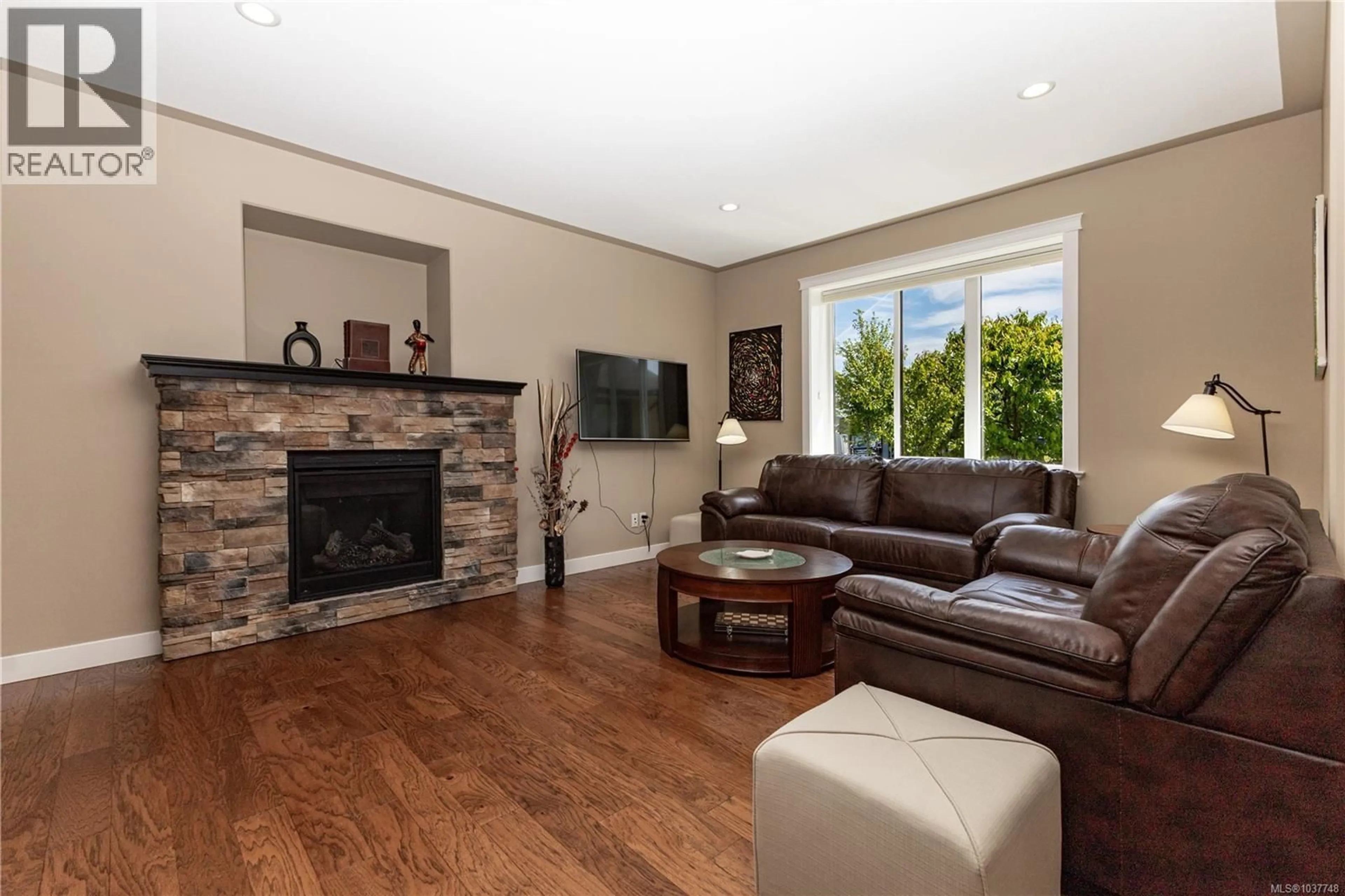 Living room with furniture, unknown for 220 MICHIGAN PLACE, Campbell River British Columbia V9H0C7