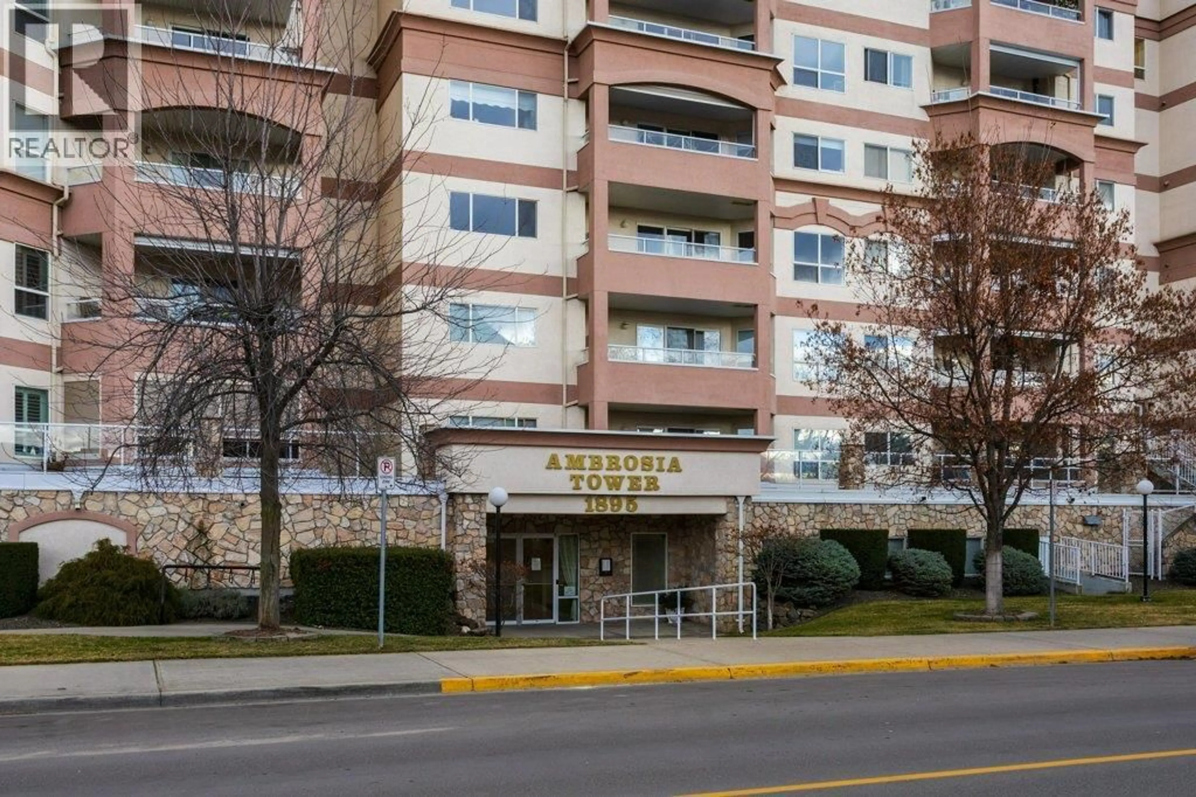 Indoor foyer for 404 - 1895 AMBROSI ROAD, Kelowna British Columbia V1Y4R8