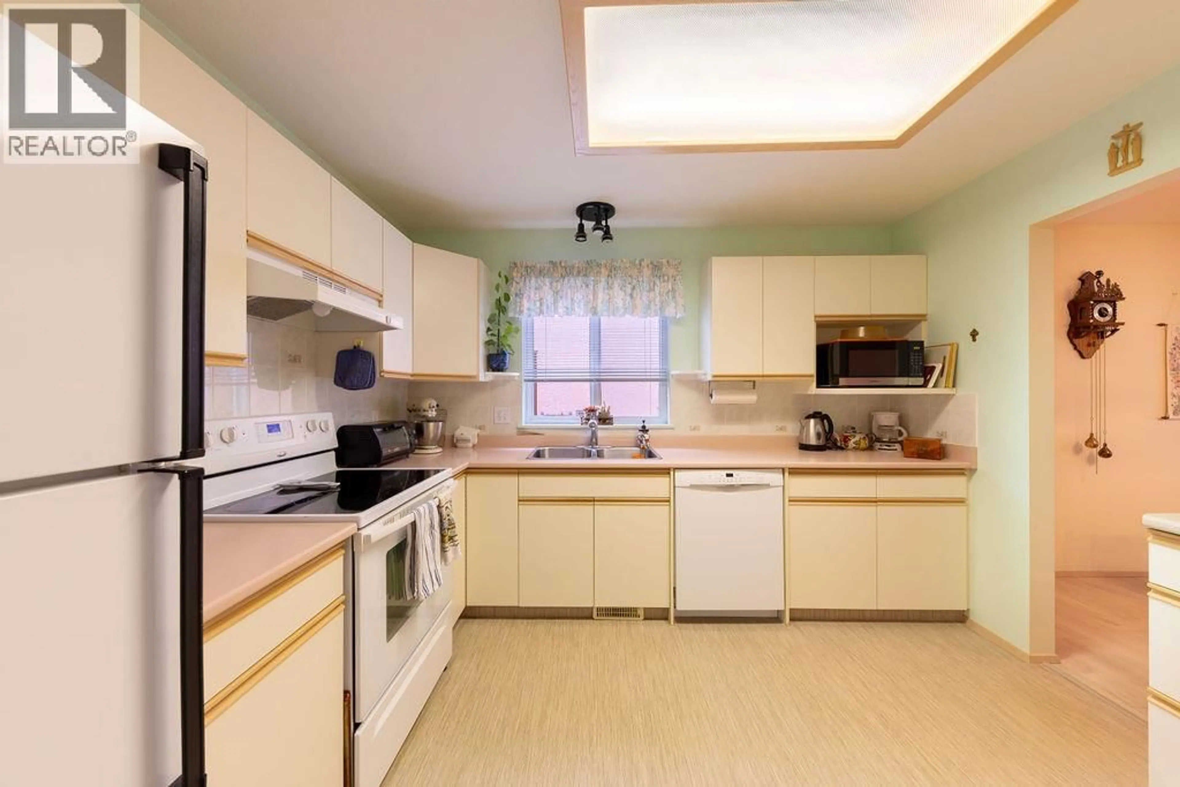 Standard kitchen, ceramic/tile floor for 43 - 1285 14TH STREET, Kamloops British Columbia V2B8K9