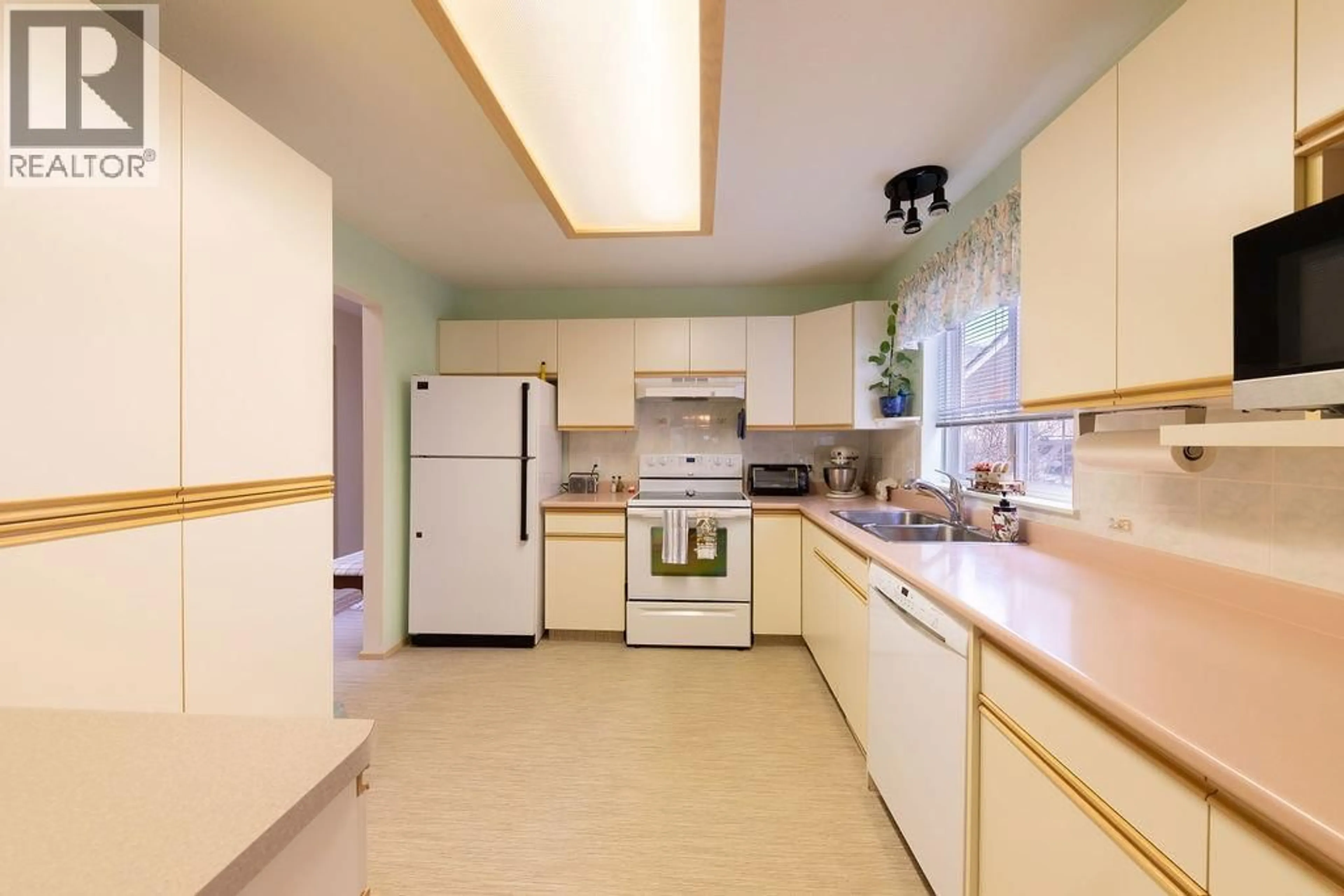 Standard kitchen, ceramic/tile floor for 43 - 1285 14TH STREET, Kamloops British Columbia V2B8K9