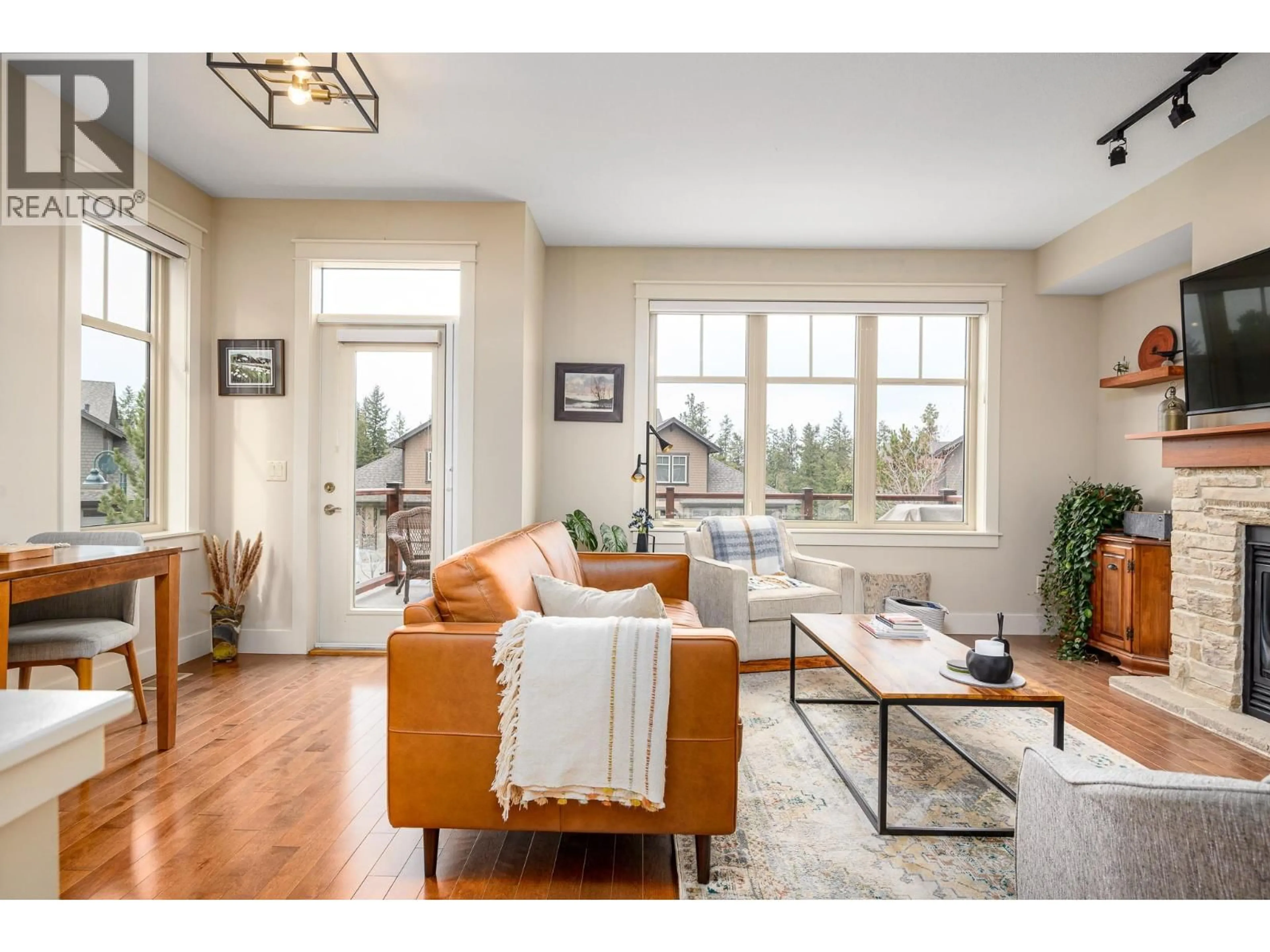 Living room with furniture, wood/laminate floor for 34 - 333 LONGSPOON DRIVE, Vernon British Columbia V1H2L1