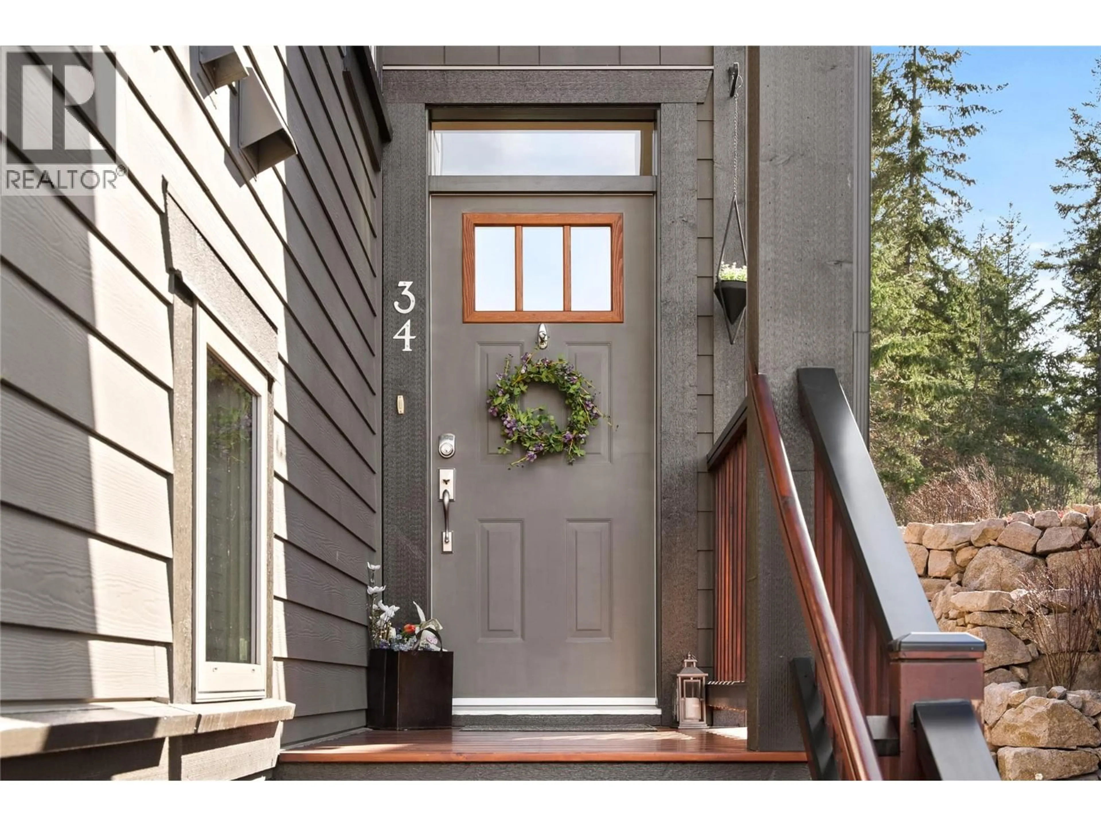 Indoor entryway for 34 - 333 LONGSPOON DRIVE, Vernon British Columbia V1H2L1