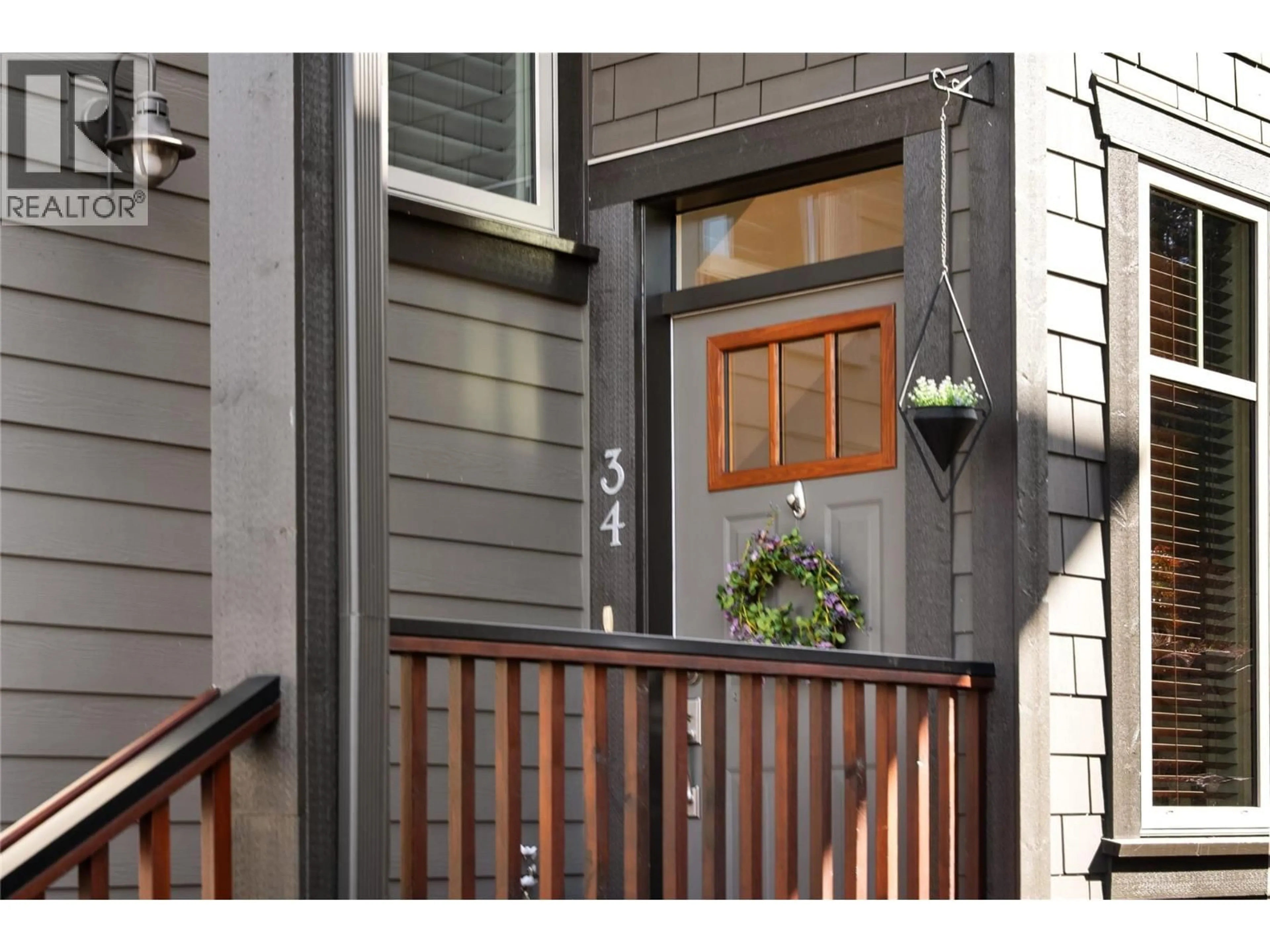 Indoor entryway for 34 - 333 LONGSPOON DRIVE, Vernon British Columbia V1H2L1