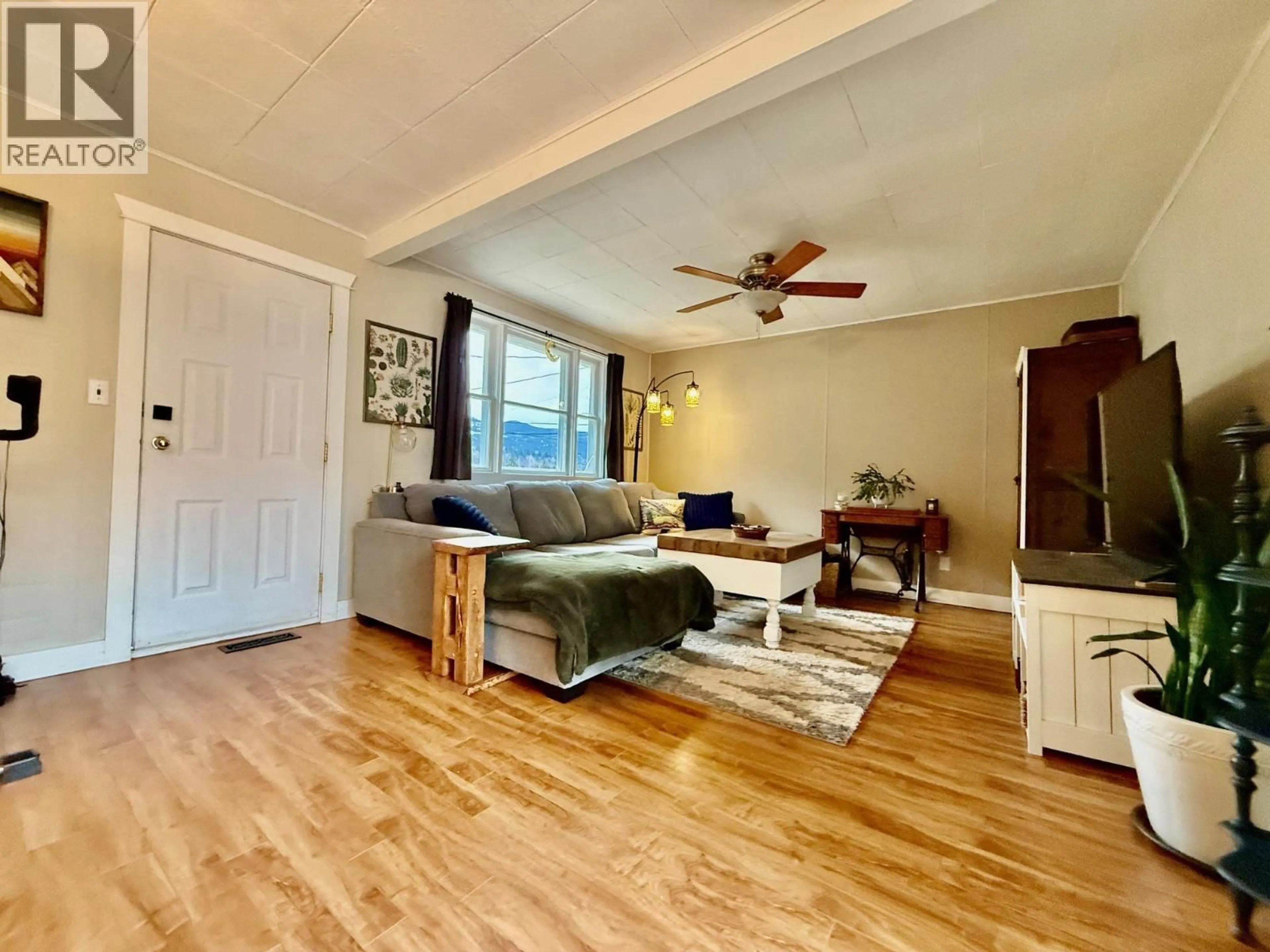 Living room with furniture, wood/laminate floor for 209 6TH AVENUE, Castlegar British Columbia V1N1T1