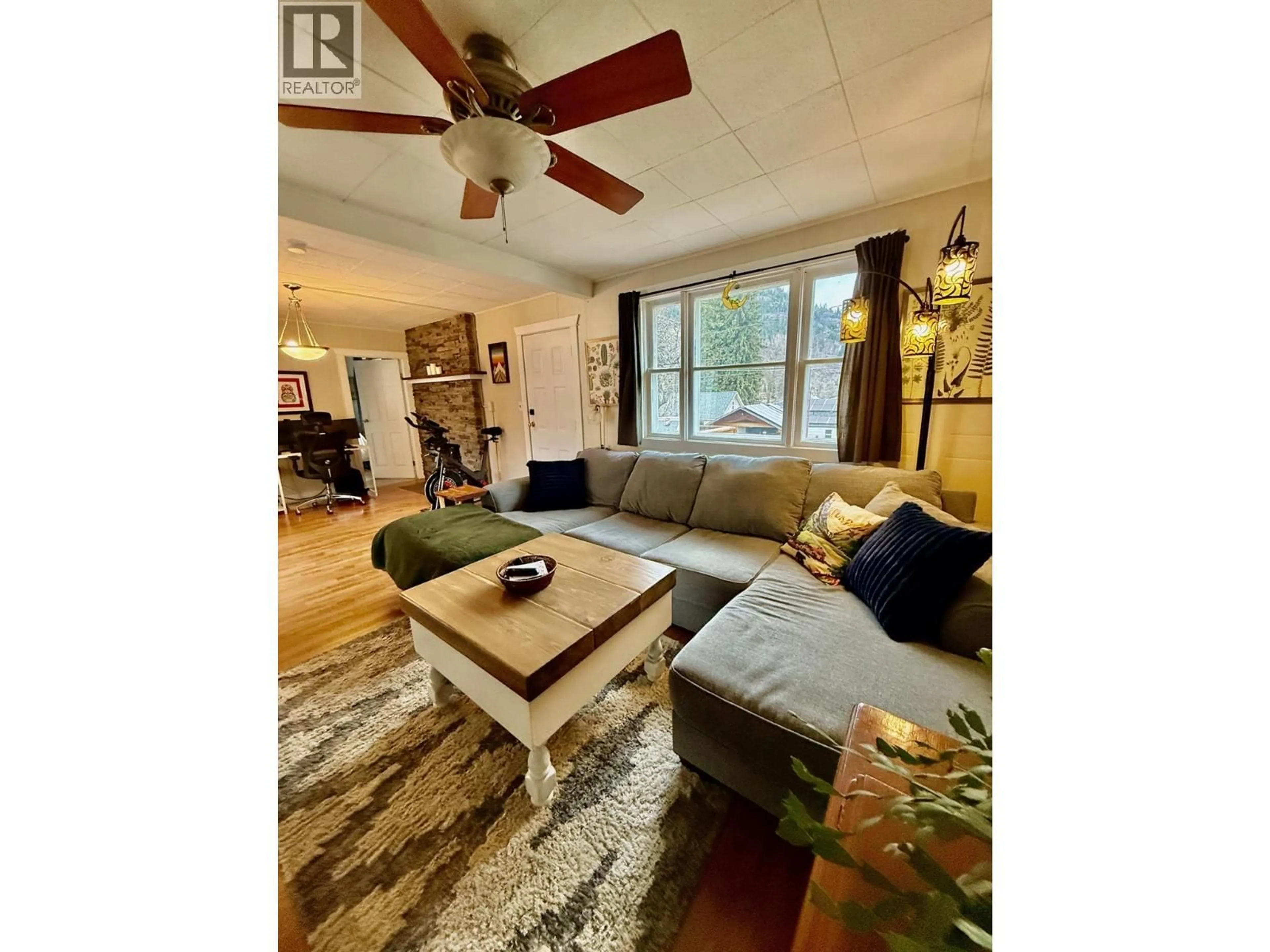 Living room with furniture, wood/laminate floor for 209 6TH AVENUE, Castlegar British Columbia V1N1T1