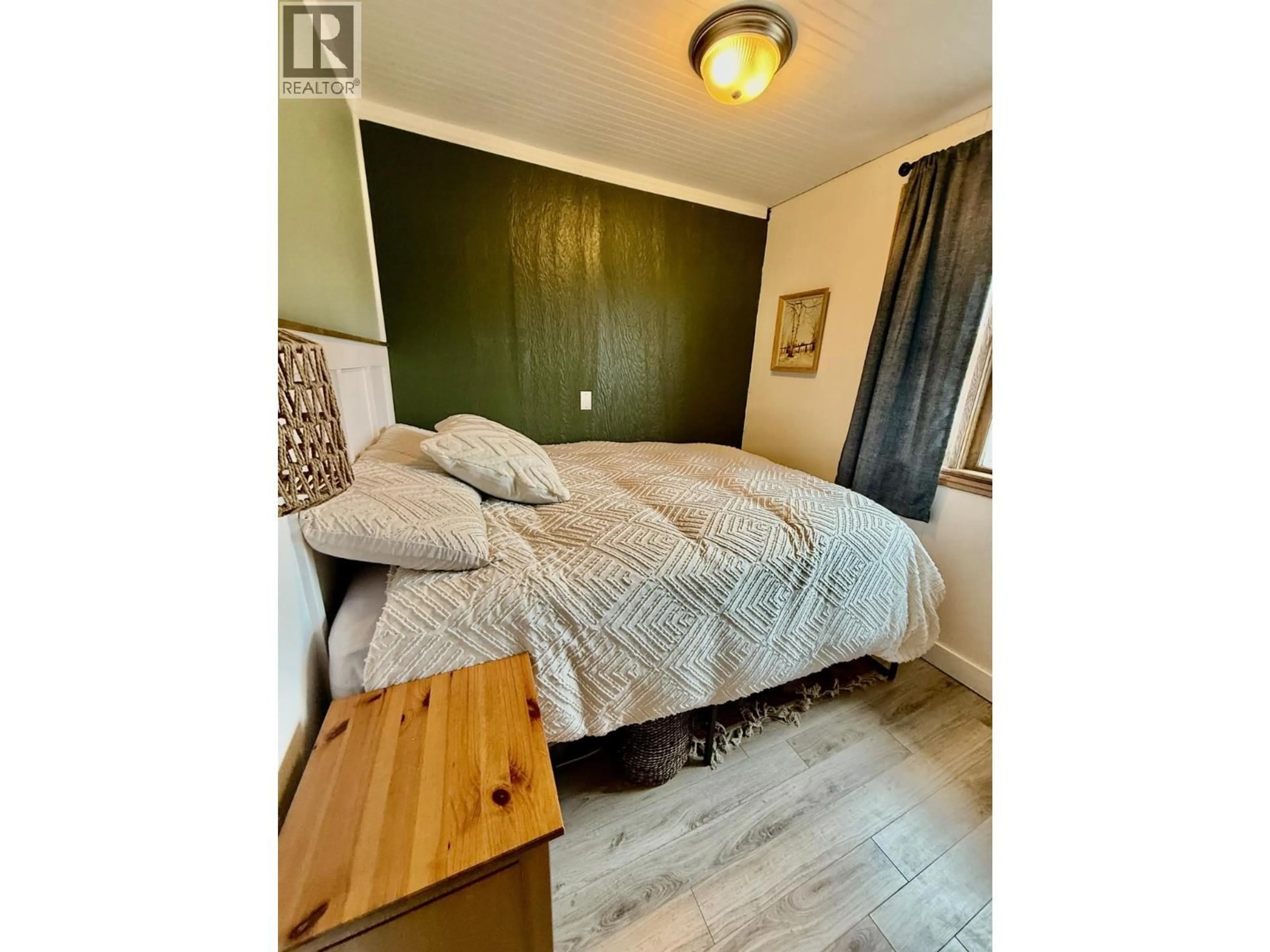 Bedroom with bed, wood/laminate floor for 209 6TH AVENUE, Castlegar British Columbia V1N1T1