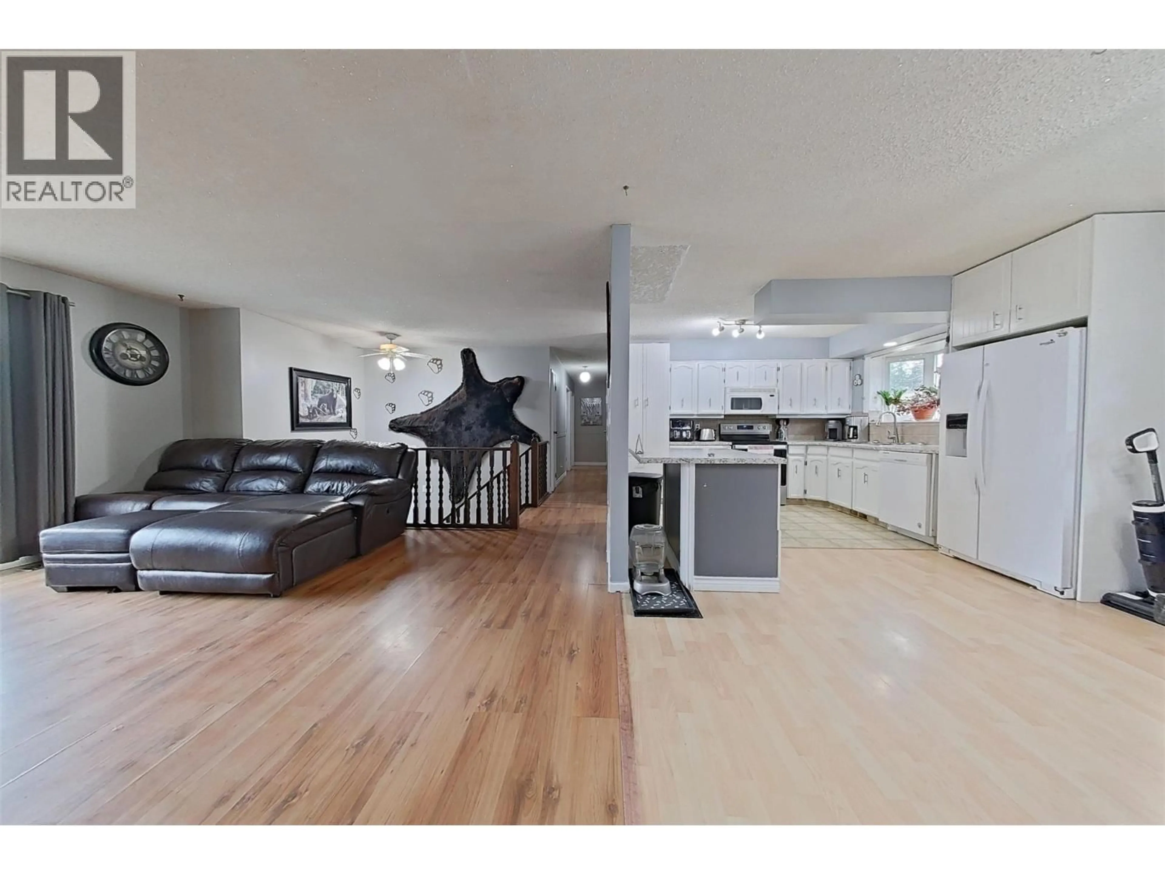 Open concept kitchen, unknown for 1530 21 HIGHWAY, Creston British Columbia V0B1G2