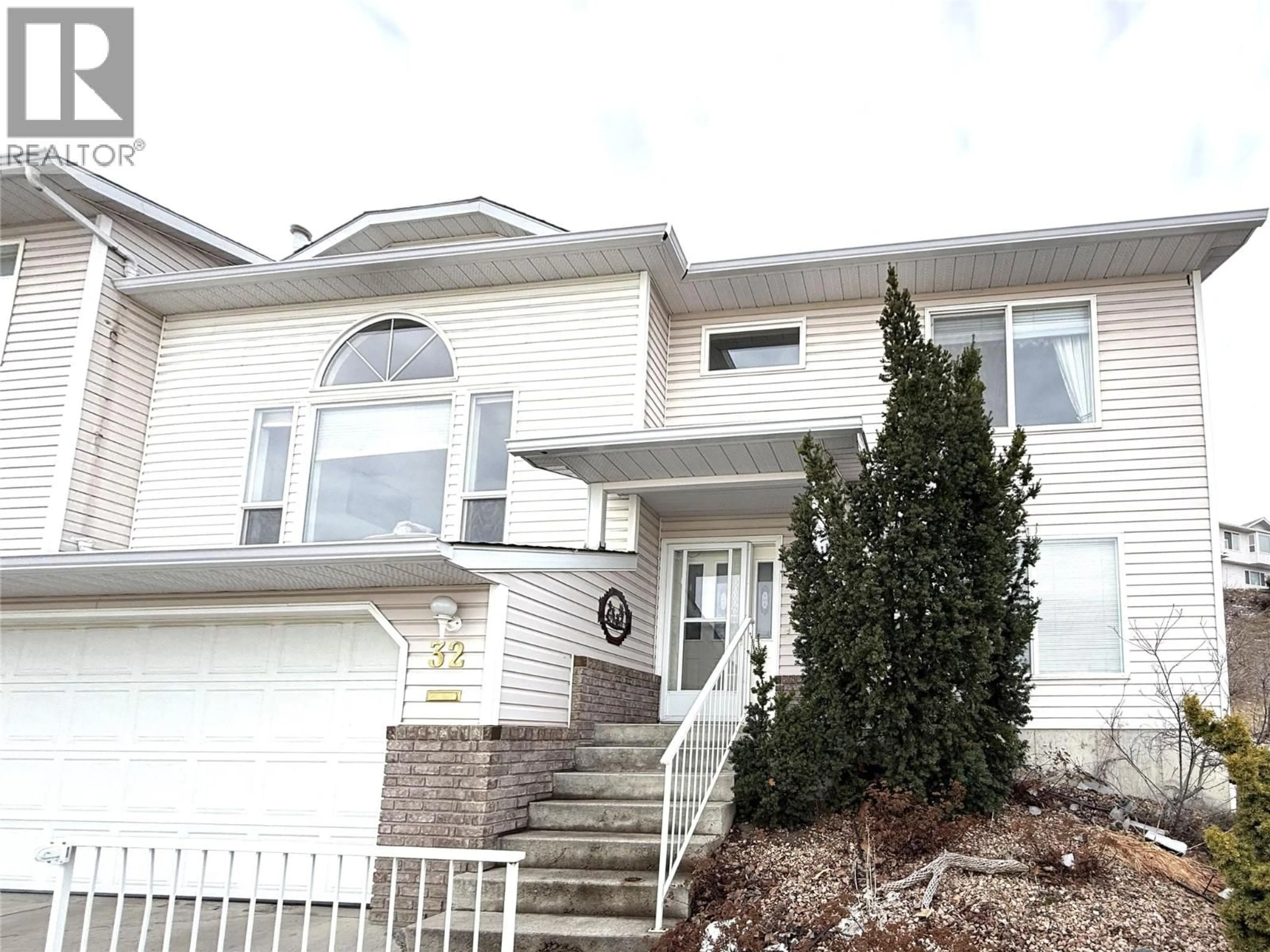 Home with vinyl exterior material, street for 32 - 2022 PACIFIC WAY, Kamloops British Columbia V1S1T1