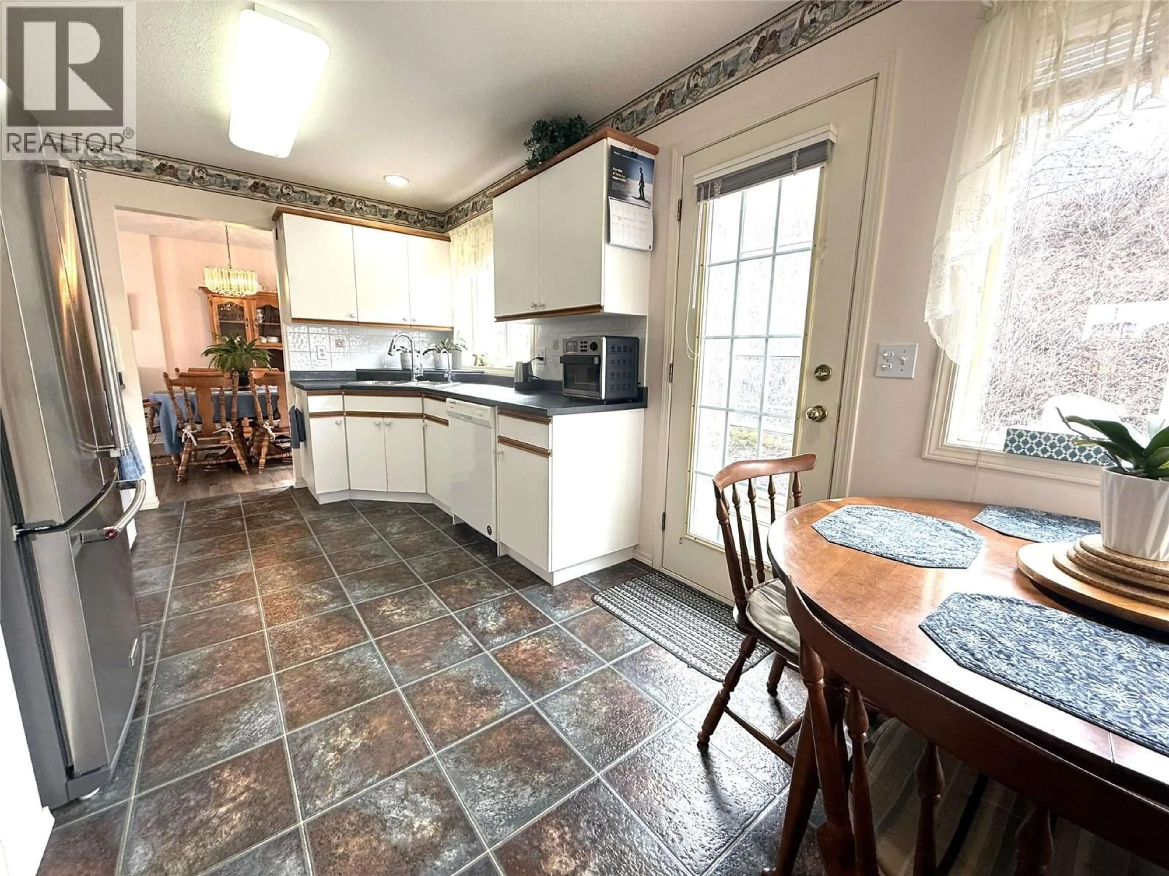 Standard kitchen, ceramic/tile floor for 32 - 2022 PACIFIC WAY, Kamloops British Columbia V1S1T1