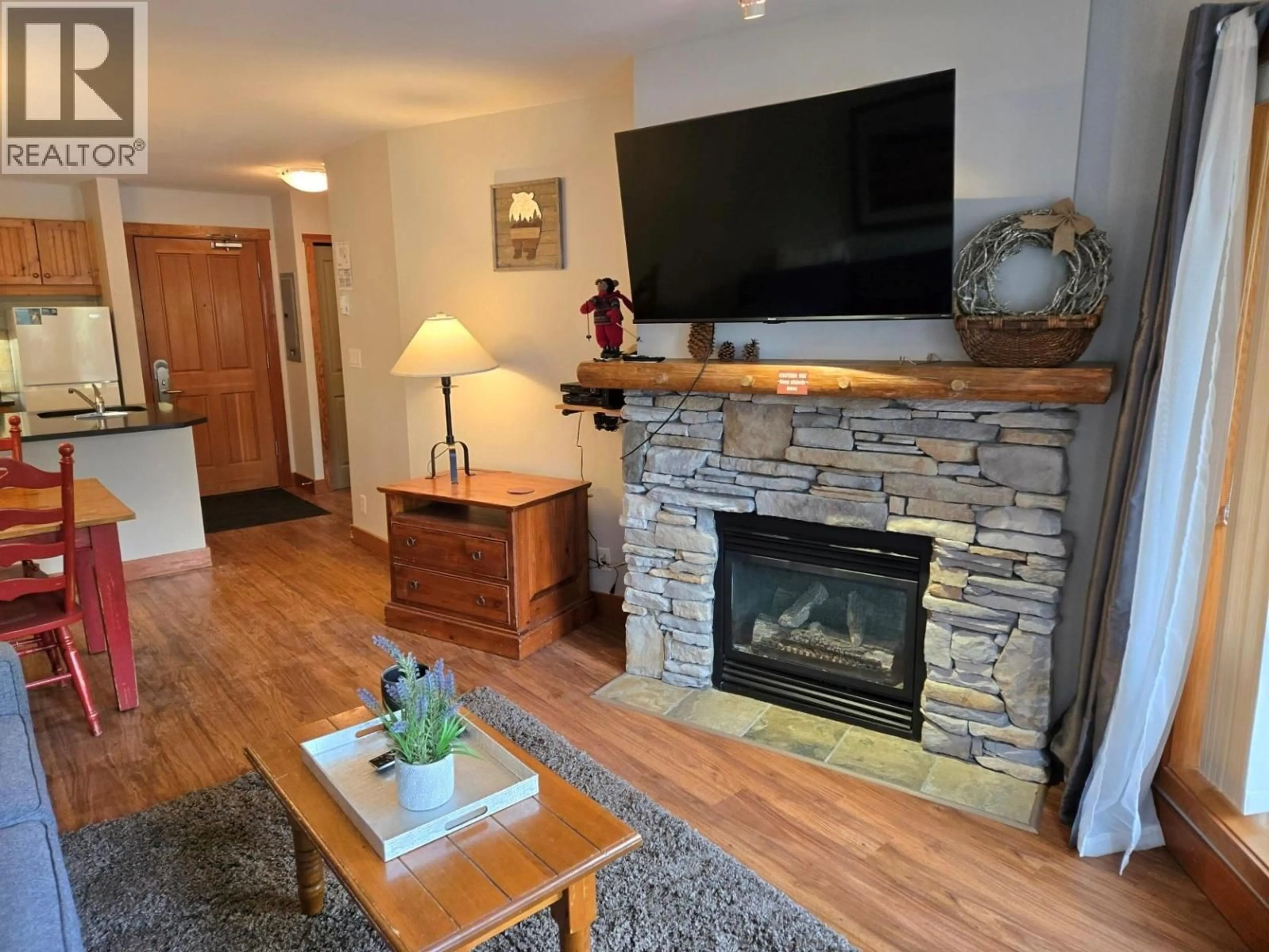 Living room with furniture, wood/laminate floor for 108 - 2080 SUMMIT DRIVE, Panorama British Columbia V0A1T0